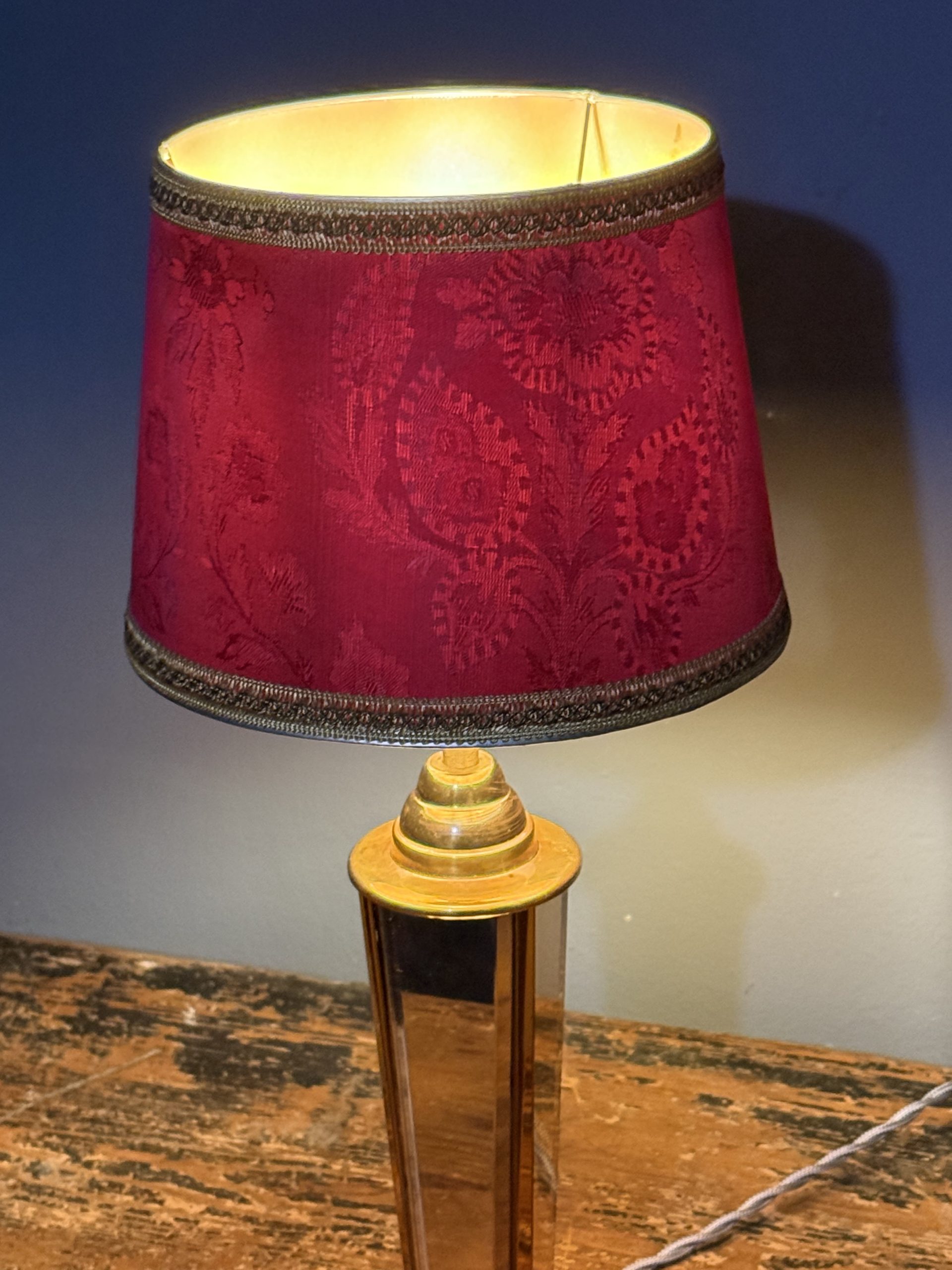 Lampă de masă Art Deco recondiționată, cu picior din sticlă oglindată fațetată, tentă roz-ambra și abajur textil vechi. sertar magic București