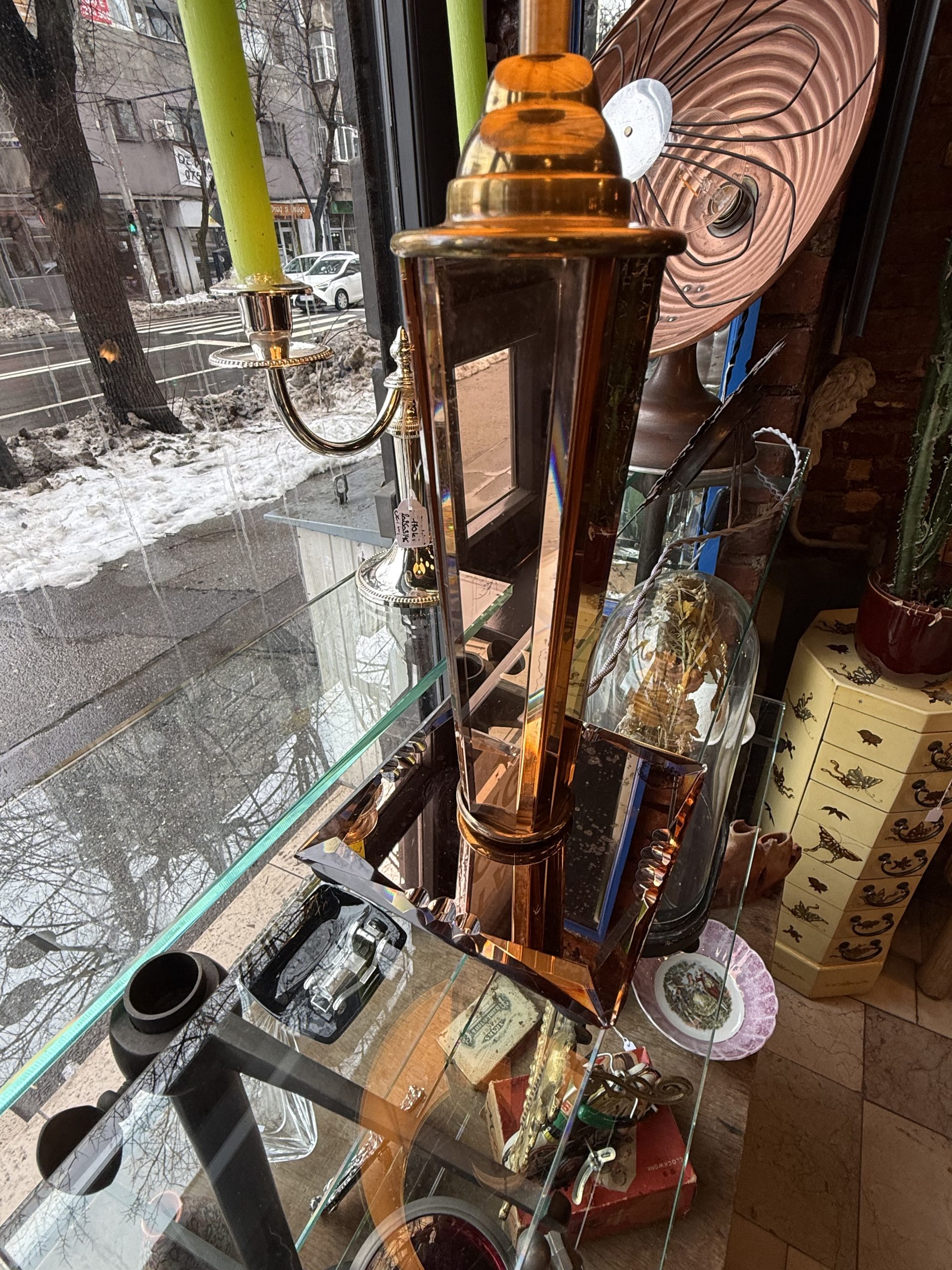 Lampă de masă Art Deco recondiționată, cu picior din sticlă oglindată fațetată, tentă roz-ambra și abajur textil vechi. sertar magic București