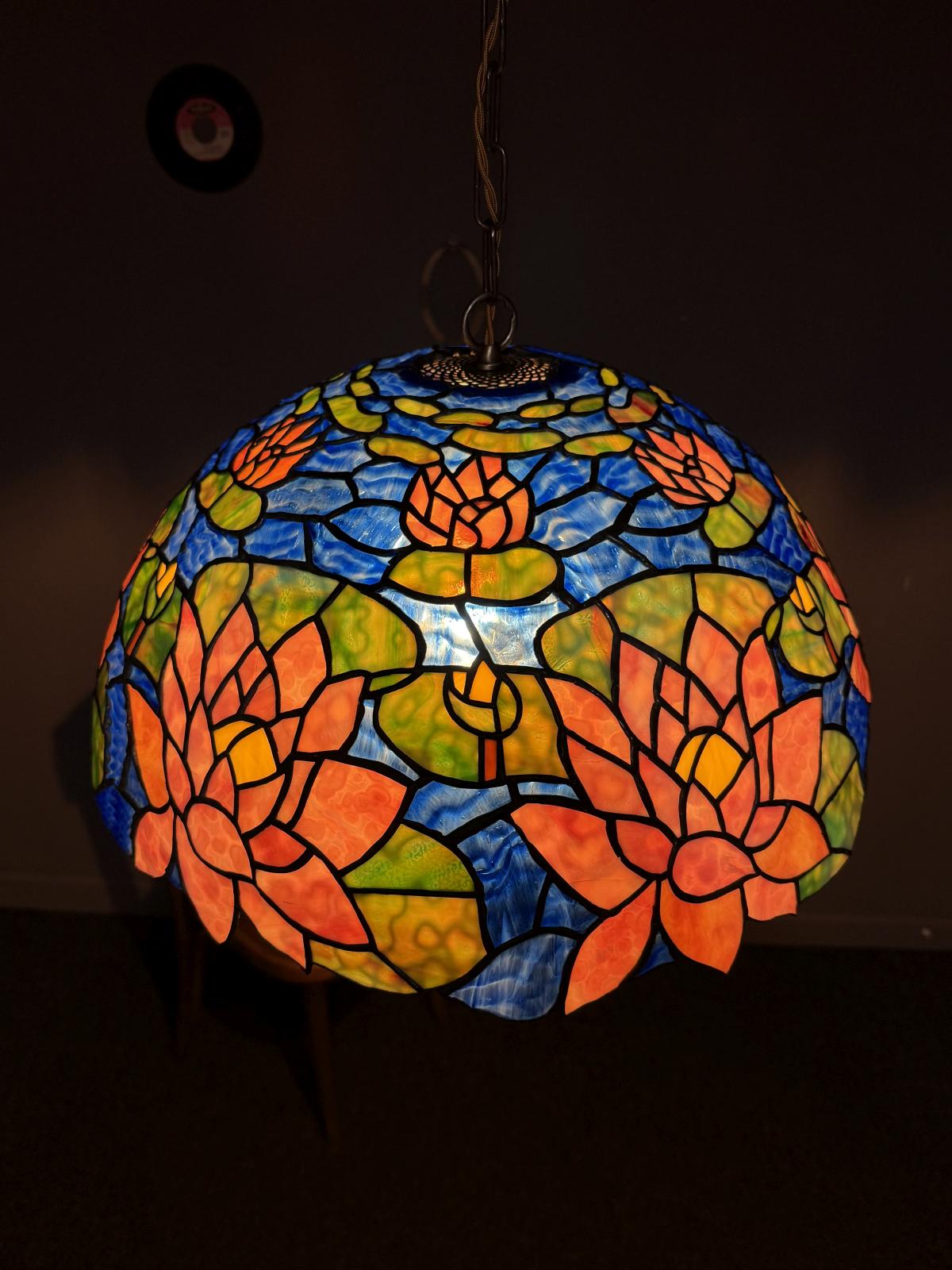 Abajur mare din sticlă tip vitralii, cu prindere din alamă și cablu textil nou. Piesă decorativă spectaculoasă. sertar magic București