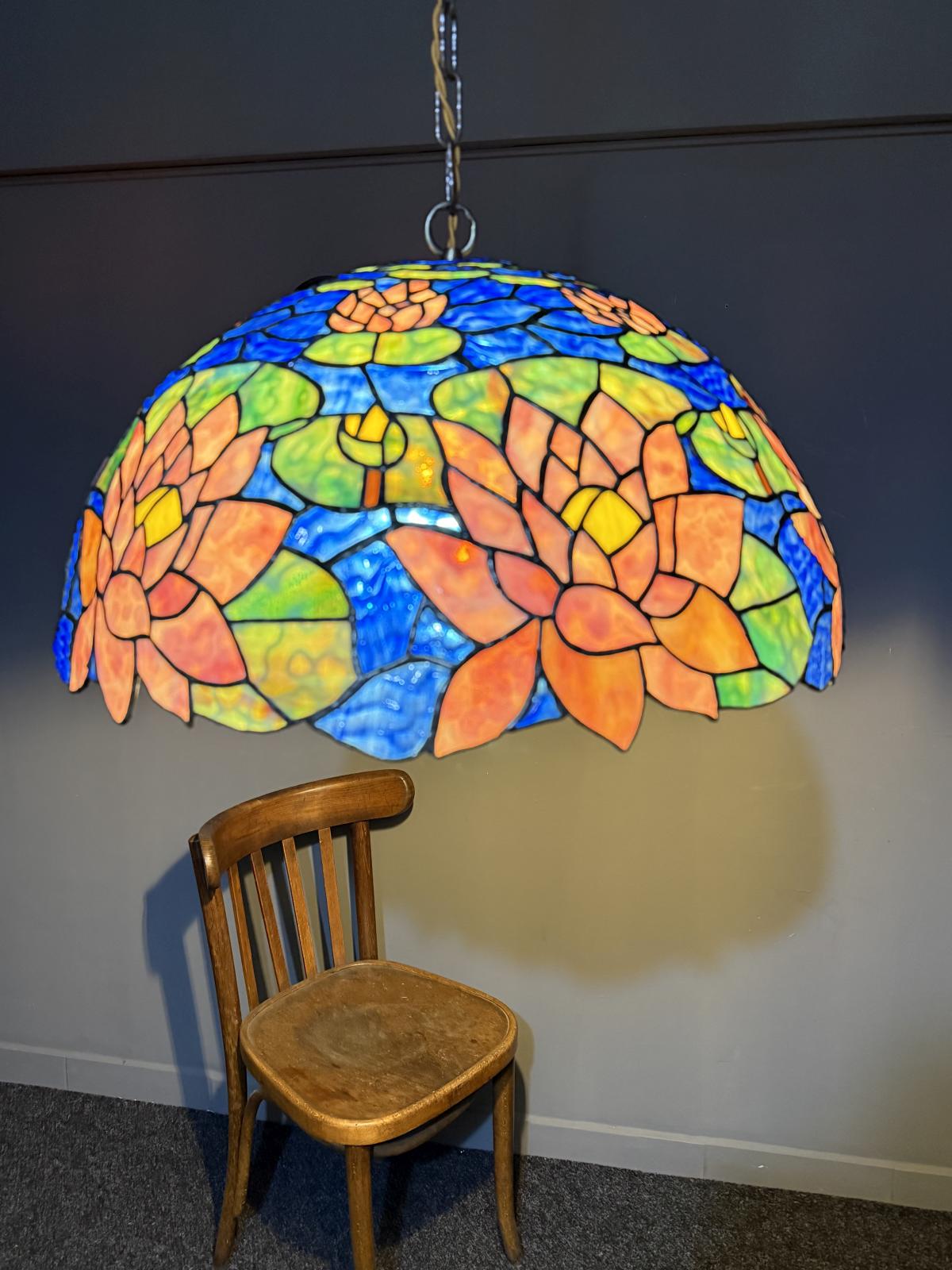 Abajur mare din sticlă tip vitralii, cu prindere din alamă și cablu textil nou. Piesă decorativă spectaculoasă. sertar magic București