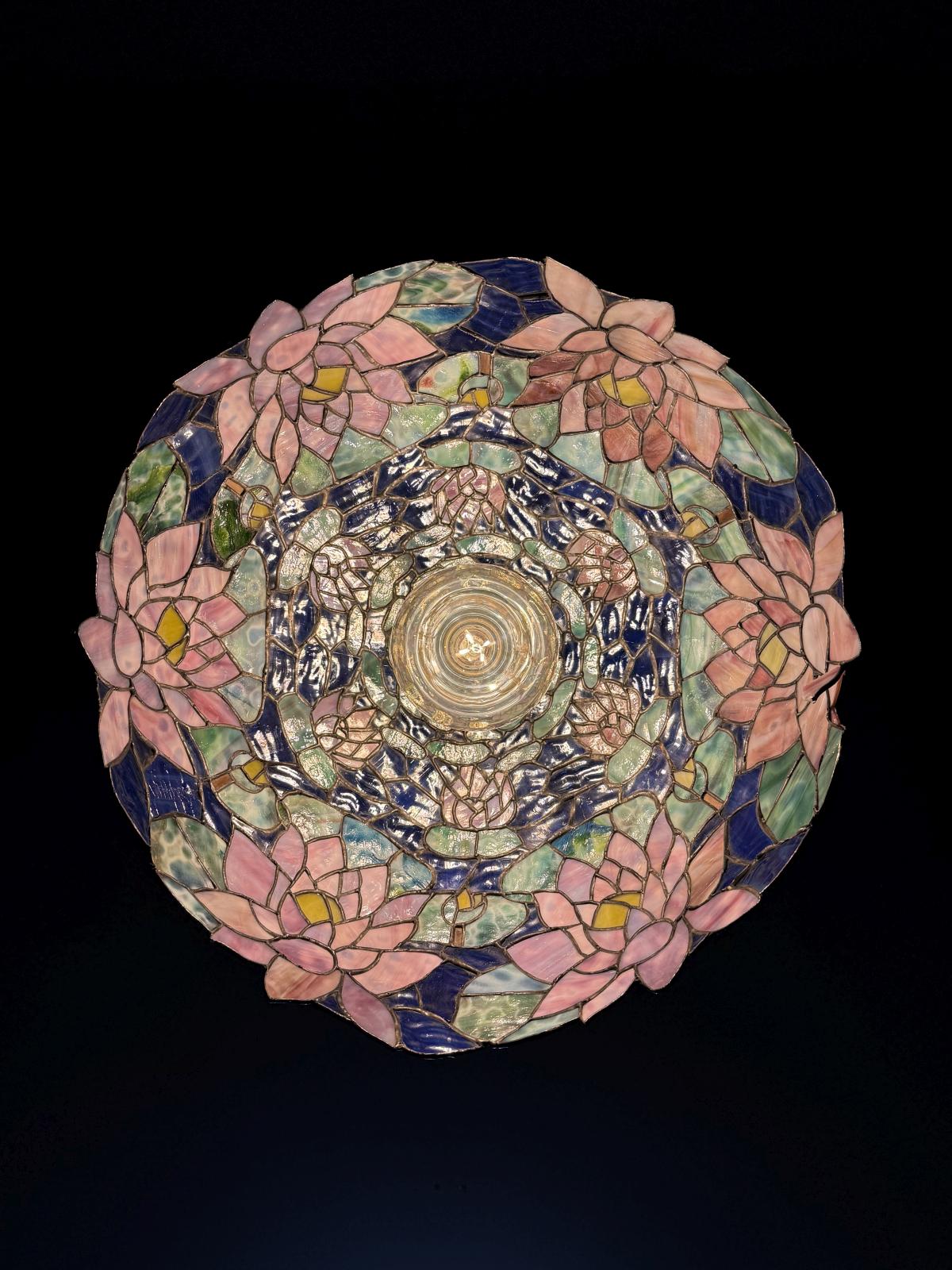 Abajur mare din sticlă tip vitralii, cu prindere din alamă și cablu textil nou. Piesă decorativă spectaculoasă. sertar magic București