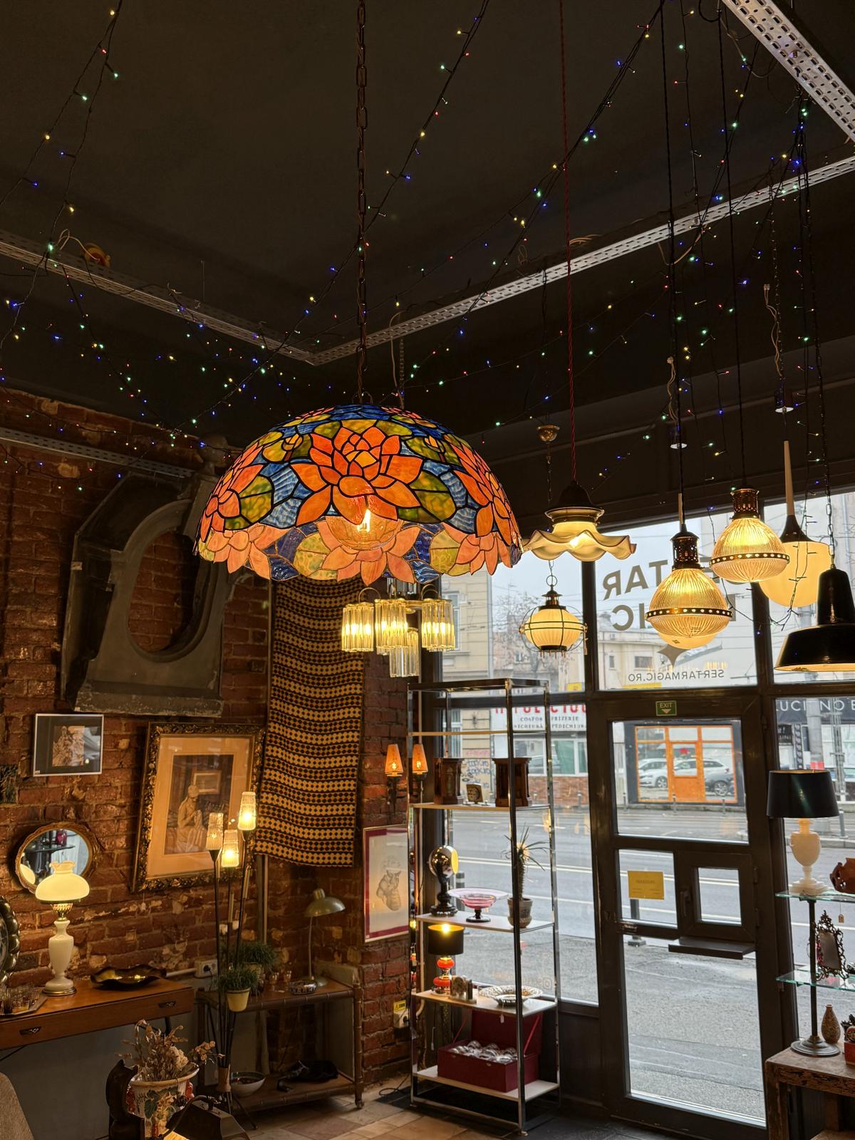 Abajur mare din sticlă tip vitralii, cu prindere din alamă și cablu textil nou. Piesă decorativă spectaculoasă. sertar magic București