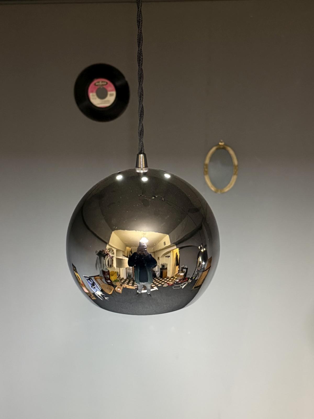 Globuri suspendate vintage tip eyeball din metal cromat, recondiționate, cu cablu textil nou. Disponibile în două dimensiuni. sertar magic București