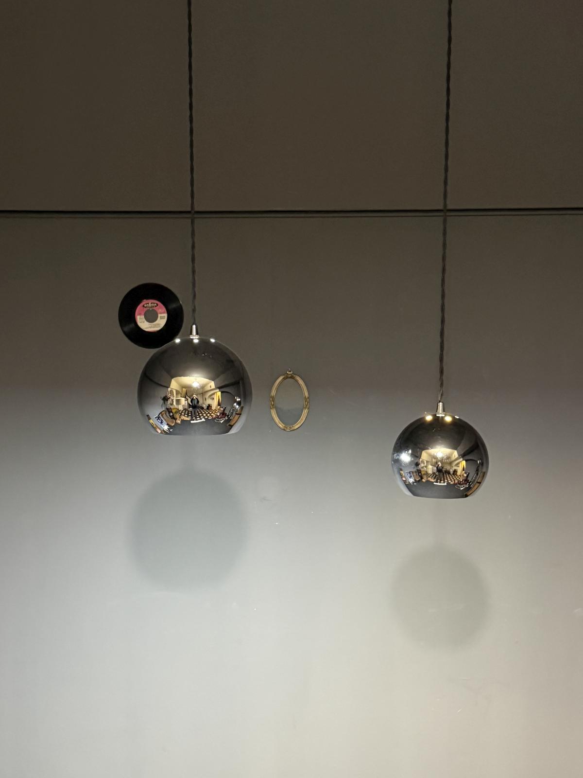 Globuri suspendate vintage tip eyeball din metal cromat, recondiționate, cu cablu textil nou. Disponibile în două dimensiuni. sertar magic București