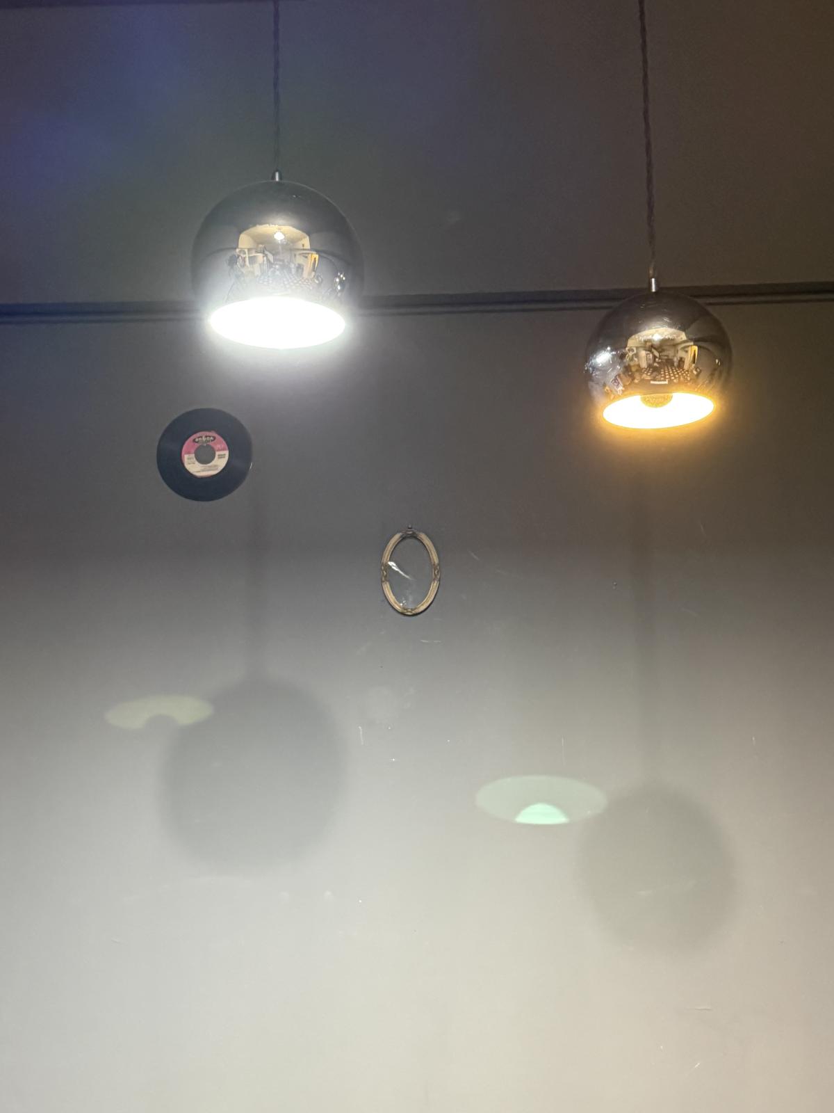 Globuri suspendate vintage tip eyeball din metal cromat, recondiționate, cu cablu textil nou. Disponibile în două dimensiuni. sertar magic București