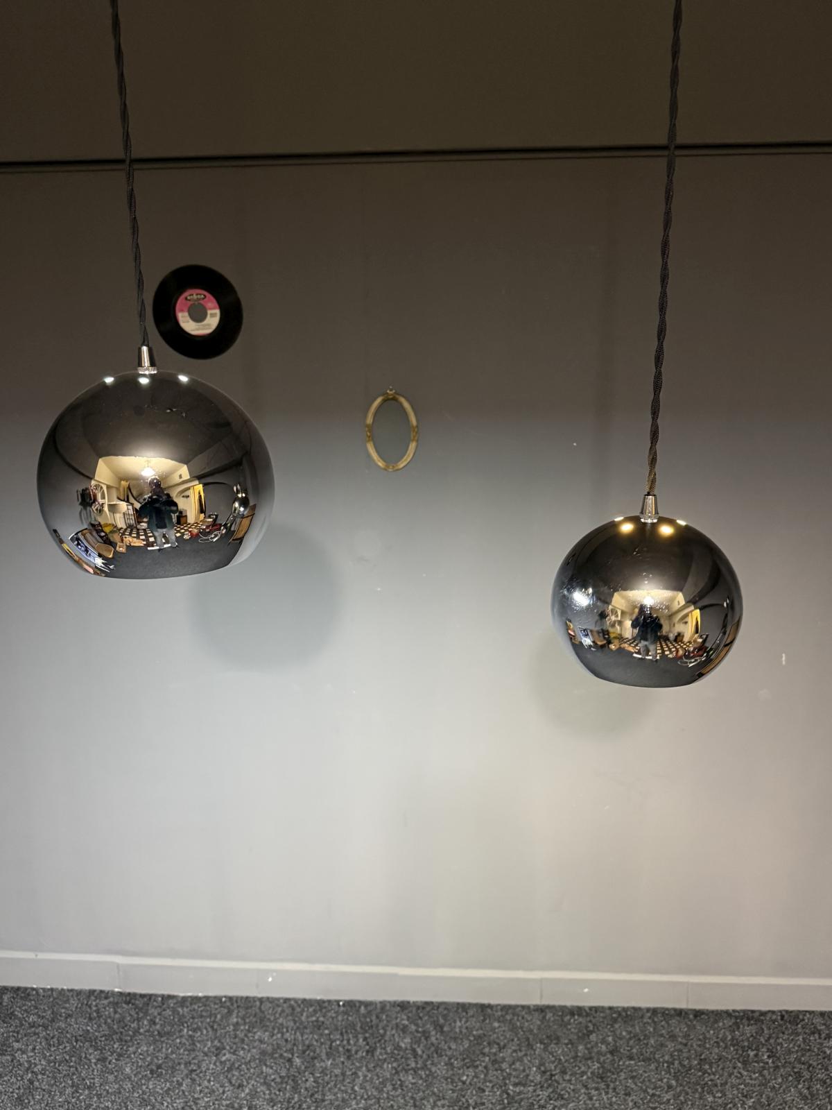 Globuri suspendate vintage tip eyeball din metal cromat, recondiționate, cu cablu textil nou. Disponibile în două dimensiuni. sertar magic București