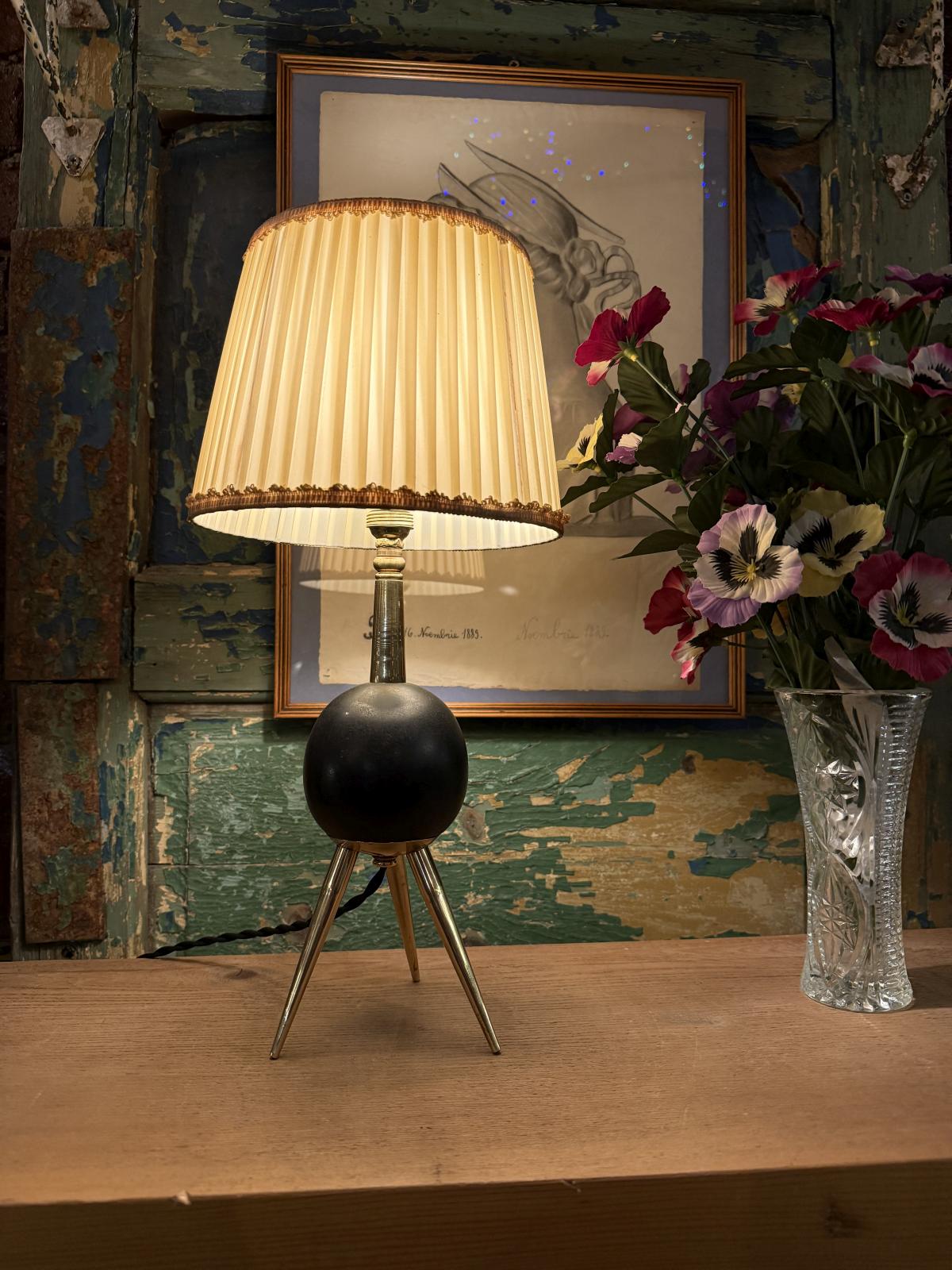 Lampă de masă mid-century recondiționată, cu structură metalică și detalii din alamă. Cablu textil nou, fasung, întrerupător și priză noi. sertar magic București