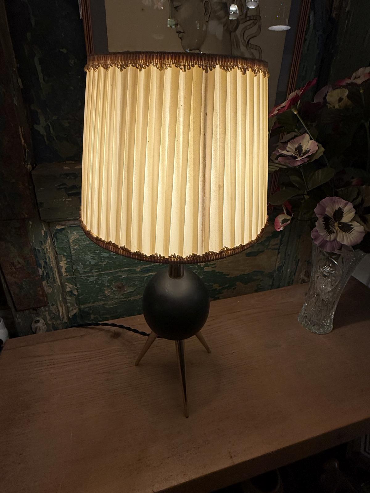 Lampă de masă mid-century recondiționată, cu structură metalică și detalii din alamă. Cablu textil nou, fasung, întrerupător și priză noi. sertar magic București