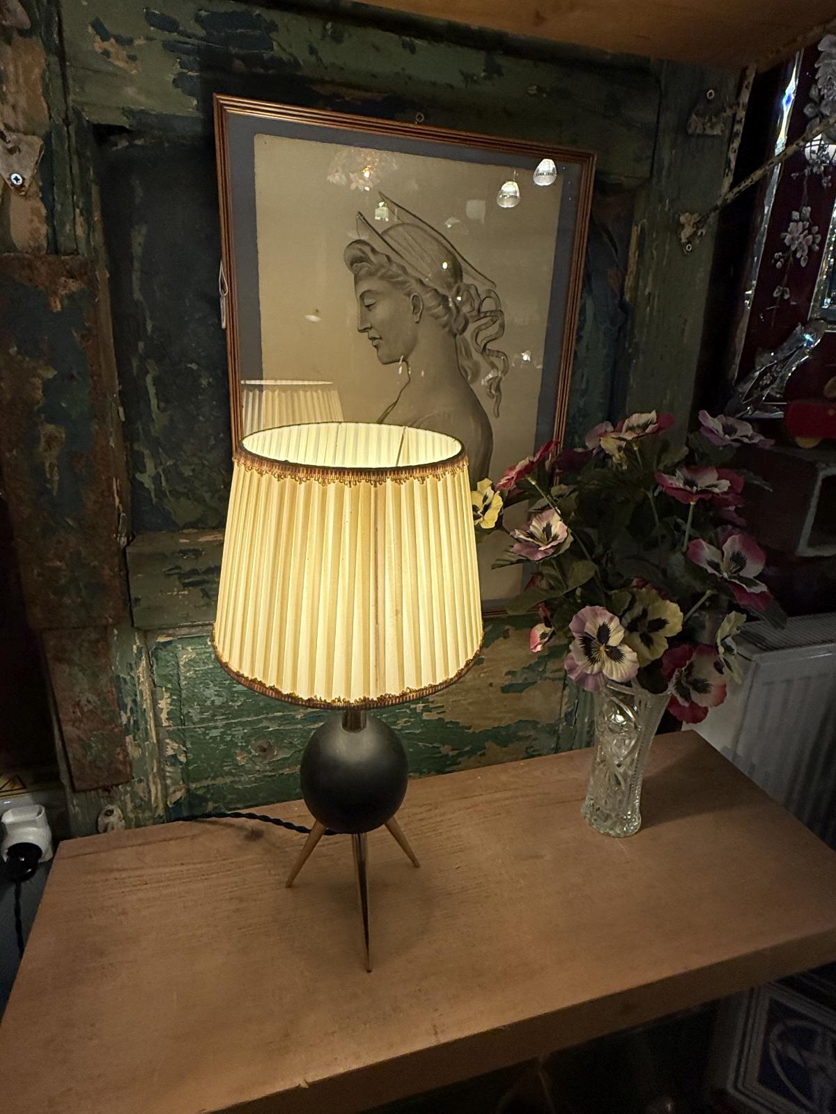 Lampă de masă mid-century recondiționată, cu structură metalică și detalii din alamă. Cablu textil nou, fasung, întrerupător și priză noi. sertar magic București