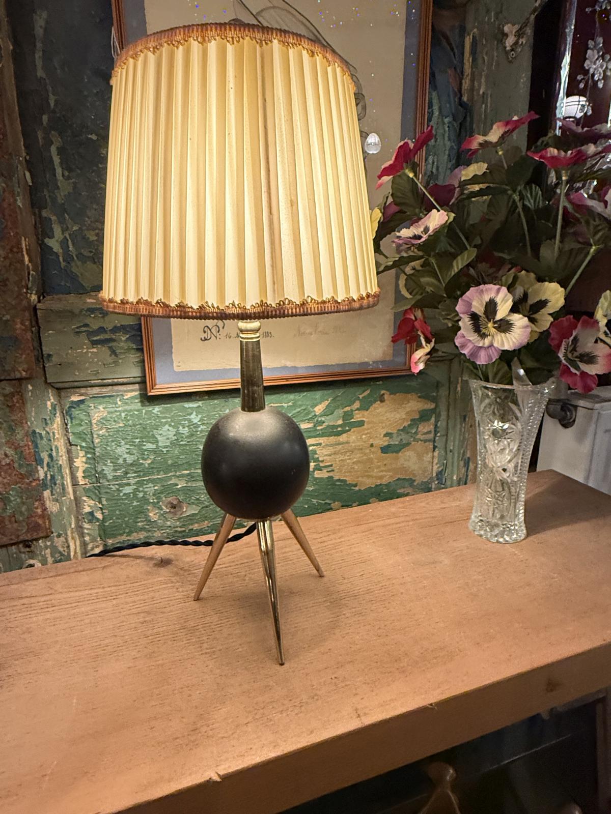 Lampă de masă mid-century recondiționată, cu structură metalică și detalii din alamă. Cablu textil nou, fasung, întrerupător și priză noi. sertar magic București