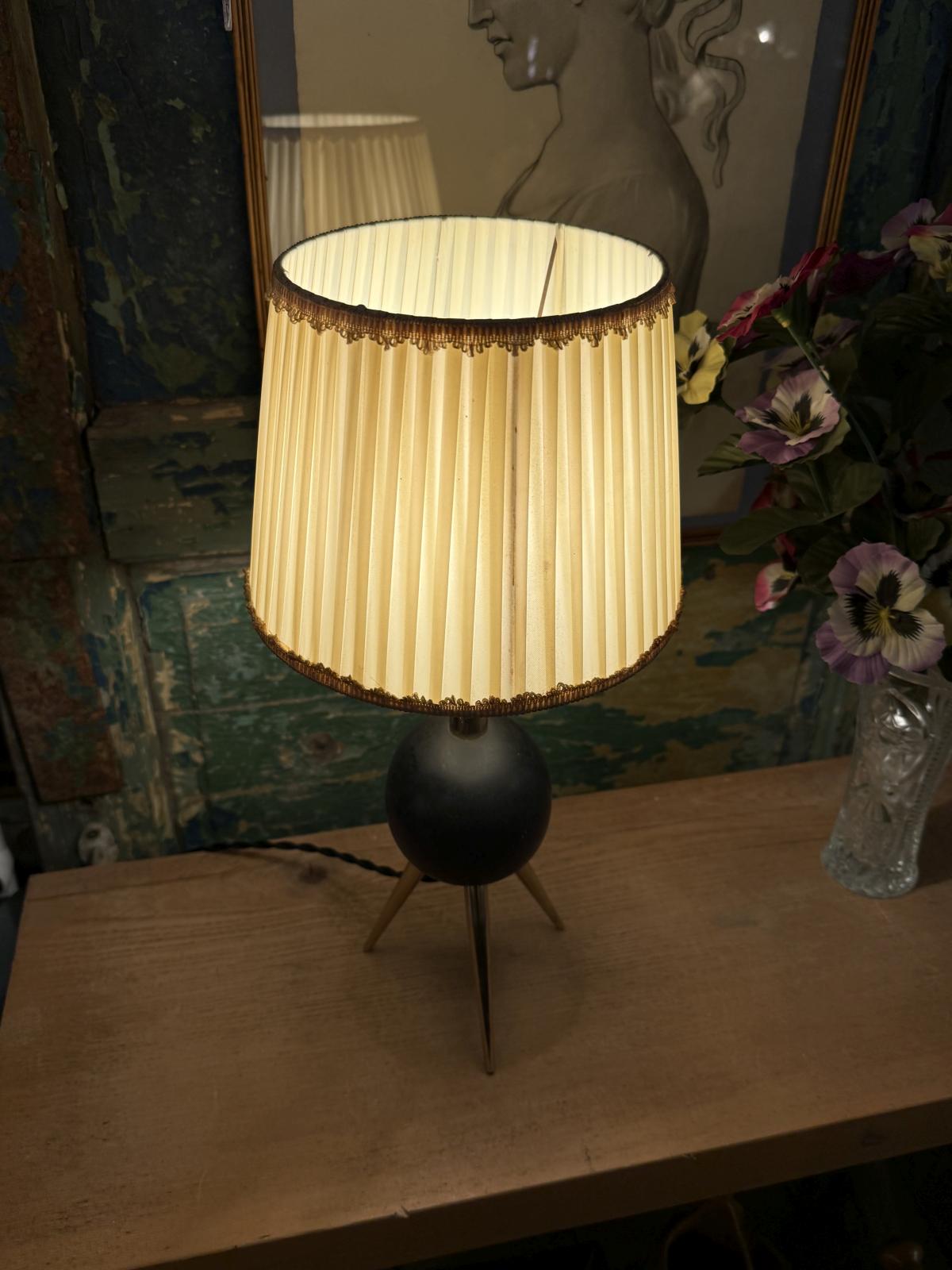 Lampă de masă mid-century recondiționată, cu structură metalică și detalii din alamă. Cablu textil nou, fasung, întrerupător și priză noi. sertar magic București