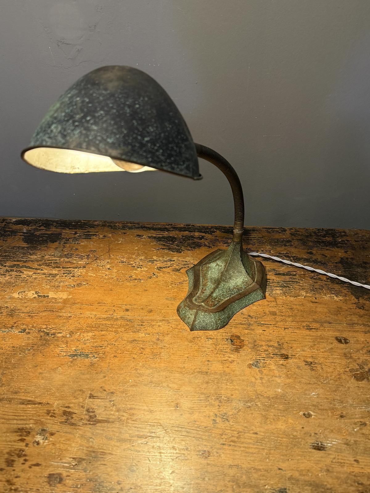 Lampă de birou vintage cu bază din fontă și braț flexibil, stil industrial cu influențe Art Deco. Recondiționată electric. Sertar Magic București