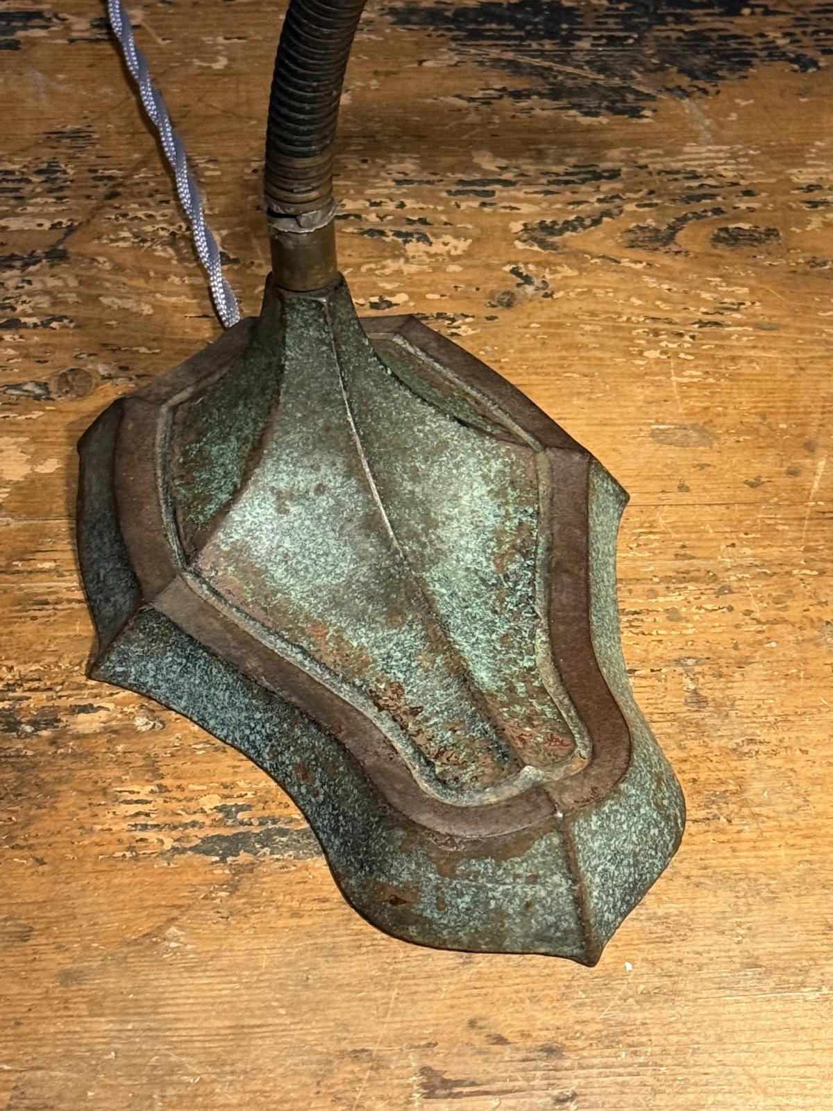 Lampă de birou vintage cu bază din fontă și braț flexibil, stil industrial cu influențe Art Deco. Recondiționată electric. Sertar Magic București