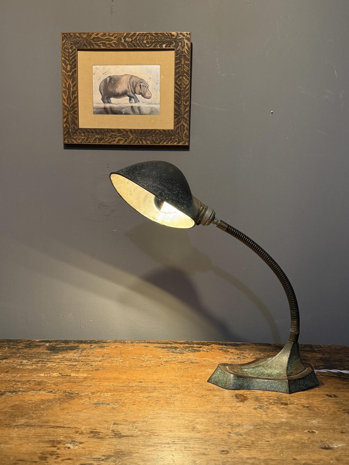 Lampă de birou vintage cu bază din fontă și braț flexibil, stil industrial cu influențe Art Deco. Recondiționată electric. Sertar Magic București