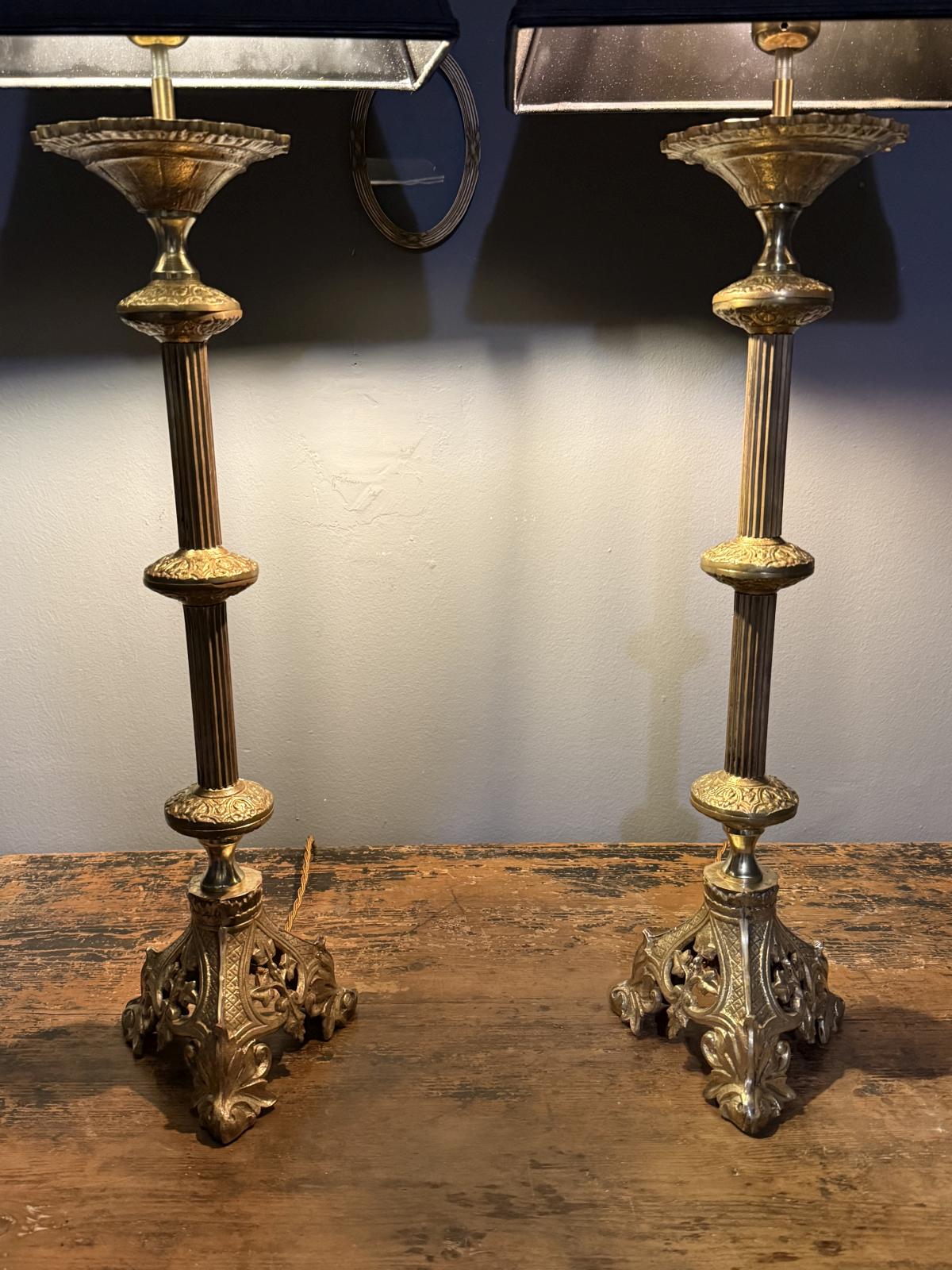 Pereche de lămpi înalte din alamă masivă, stil Napoleon III, recondiționate și gata de utilizare. Piesă decorativă impunătoare. sertar magic București