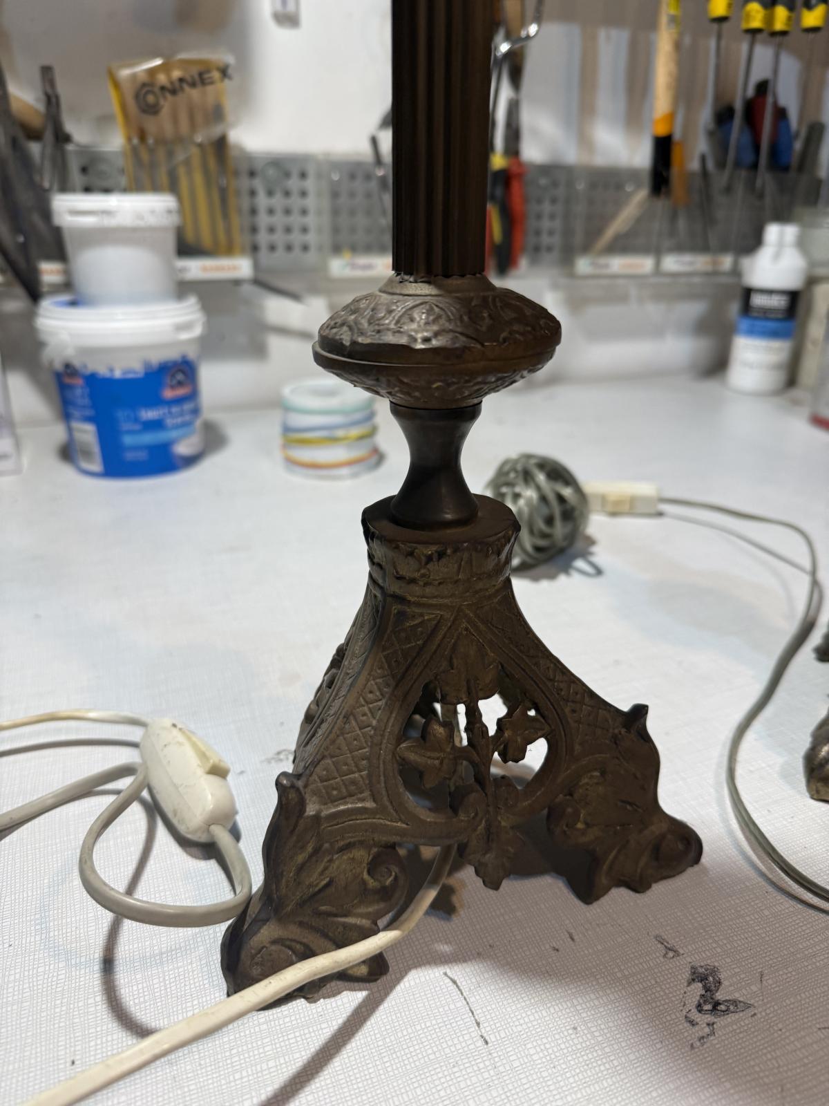 Pereche de lămpi înalte din alamă masivă, stil Napoleon III, recondiționate și gata de utilizare. Piesă decorativă impunătoare. sertar magic București