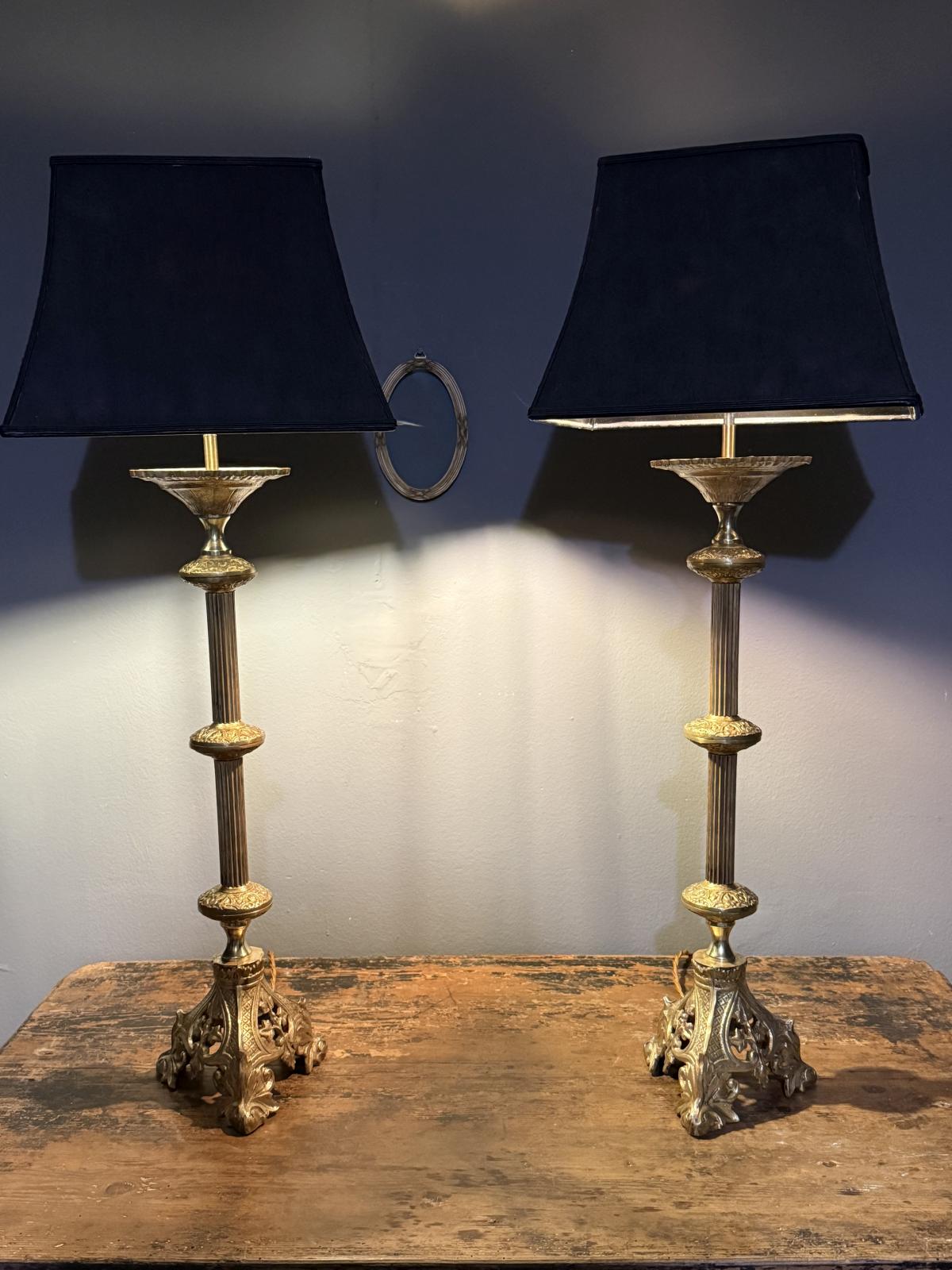 Pereche de lămpi înalte din alamă masivă, stil Napoleon III, recondiționate și gata de utilizare. Piesă decorativă impunătoare. sertar magic București