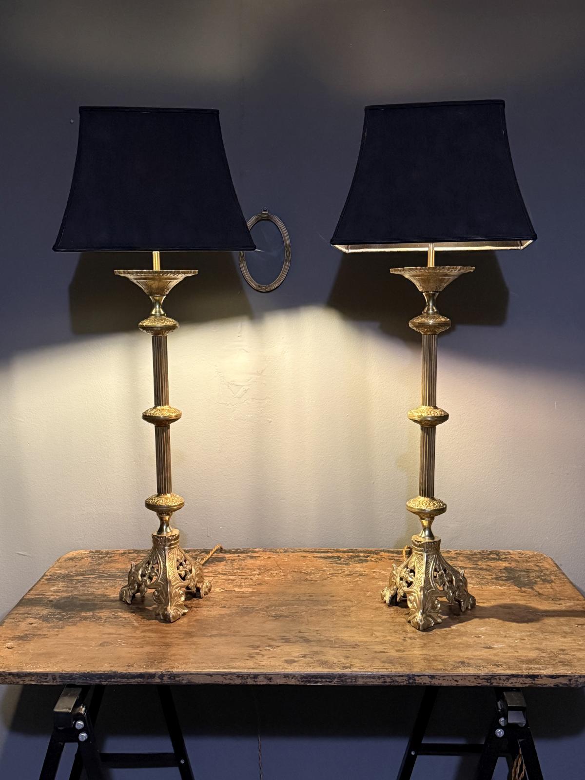 Pereche de lămpi înalte din alamă masivă, stil Napoleon III, recondiționate și gata de utilizare. Piesă decorativă impunătoare. sertar magic București