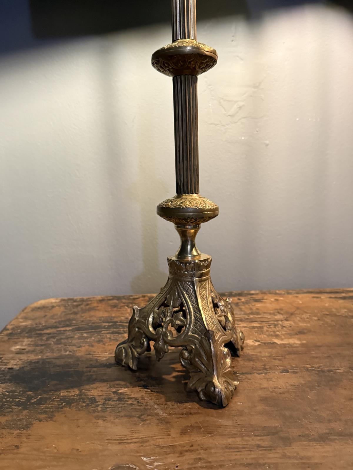 Pereche de lămpi înalte din alamă masivă, stil Napoleon III, recondiționate și gata de utilizare. Piesă decorativă impunătoare. sertar magic București