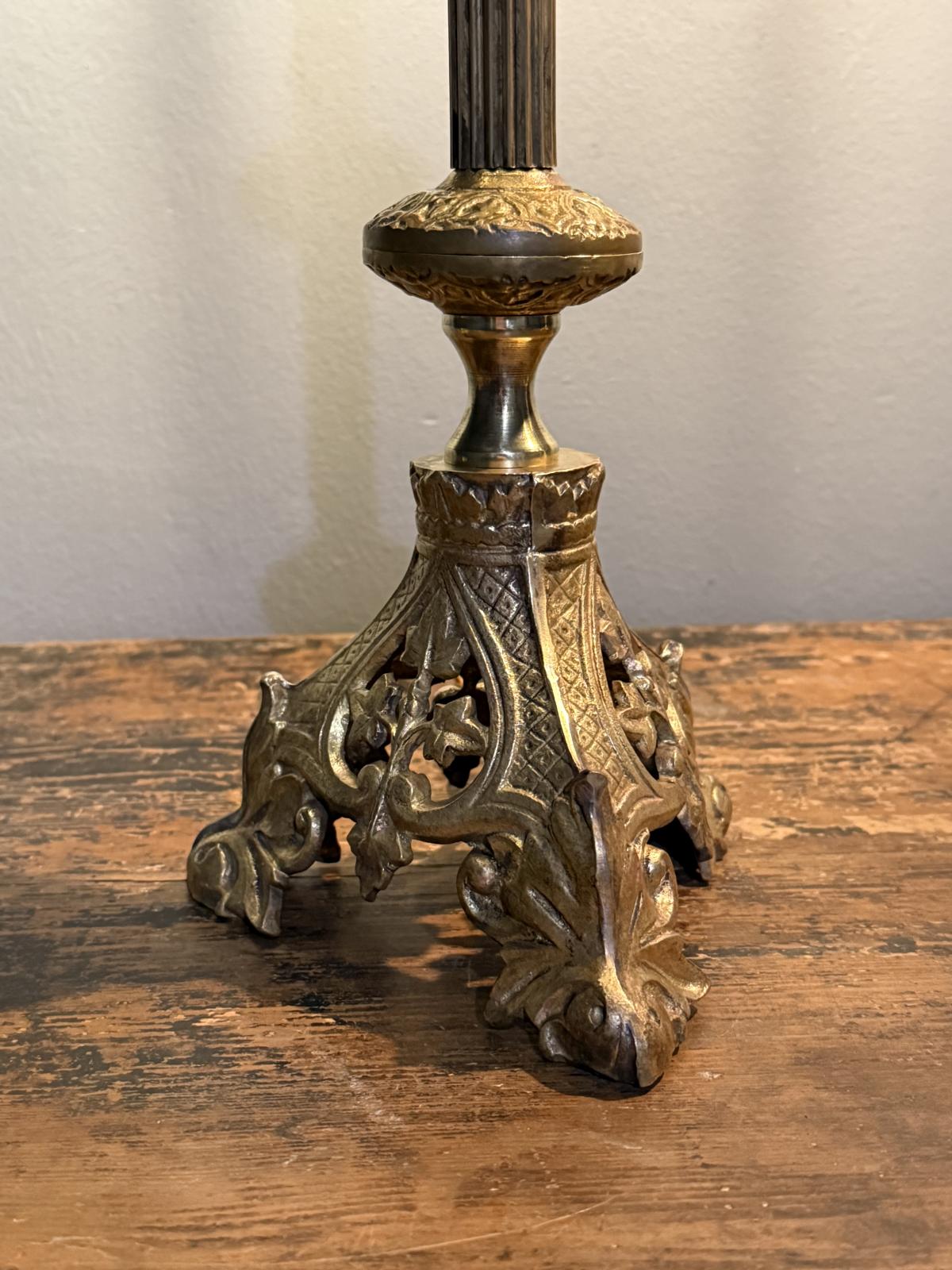 Pereche de lămpi înalte din alamă masivă, stil Napoleon III, recondiționate și gata de utilizare. Piesă decorativă impunătoare. sertar magic București