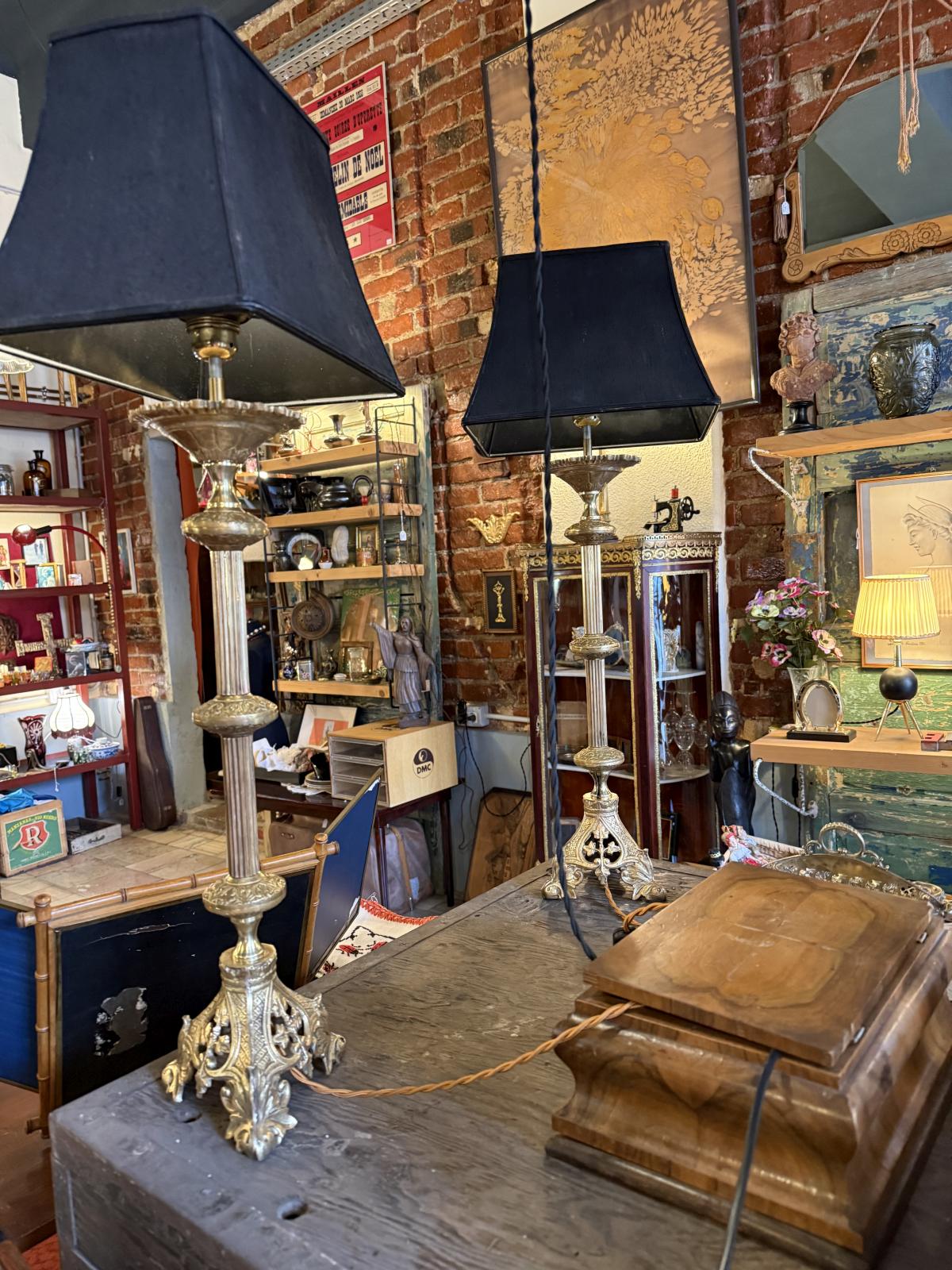 Pereche de lămpi înalte din alamă masivă, stil Napoleon III, recondiționate și gata de utilizare. Piesă decorativă impunătoare. sertar magic București