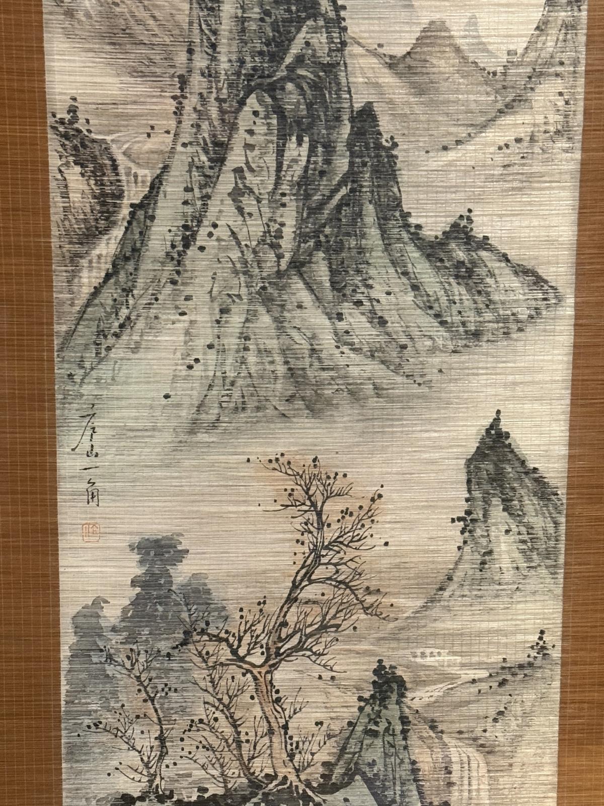 Pereche de tablouri chinezești cu peisaj montan, realizate pe mătase, înrămate. Cadre ușor patinate. Sertar Magic București