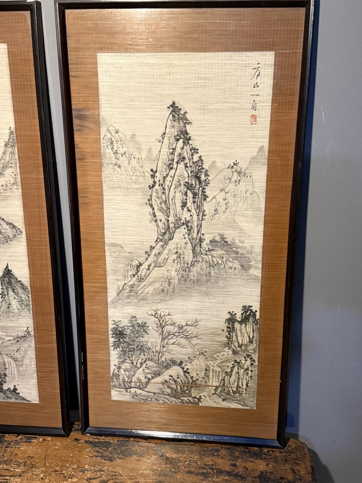 Pereche de tablouri chinezești cu peisaj montan, realizate pe mătase, înrămate. Cadre ușor patinate. Sertar Magic București