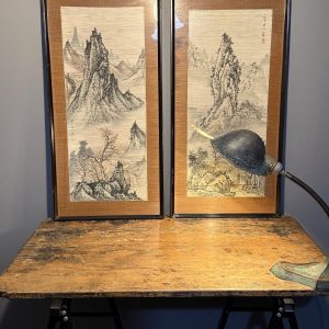 Pereche de tablouri chinezești cu peisaj montan, realizate pe mătase, înrămate. Cadre ușor patinate. Sertar Magic București