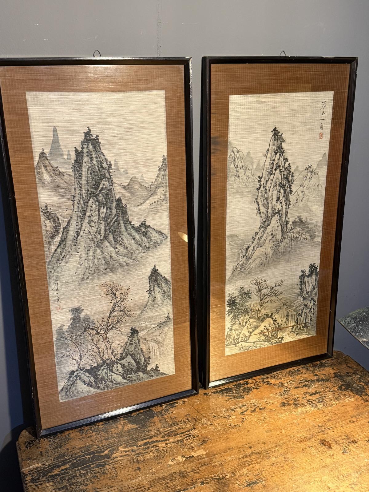 Pereche de tablouri chinezești cu peisaj montan, realizate pe mătase, înrămate. Cadre ușor patinate. Sertar Magic București