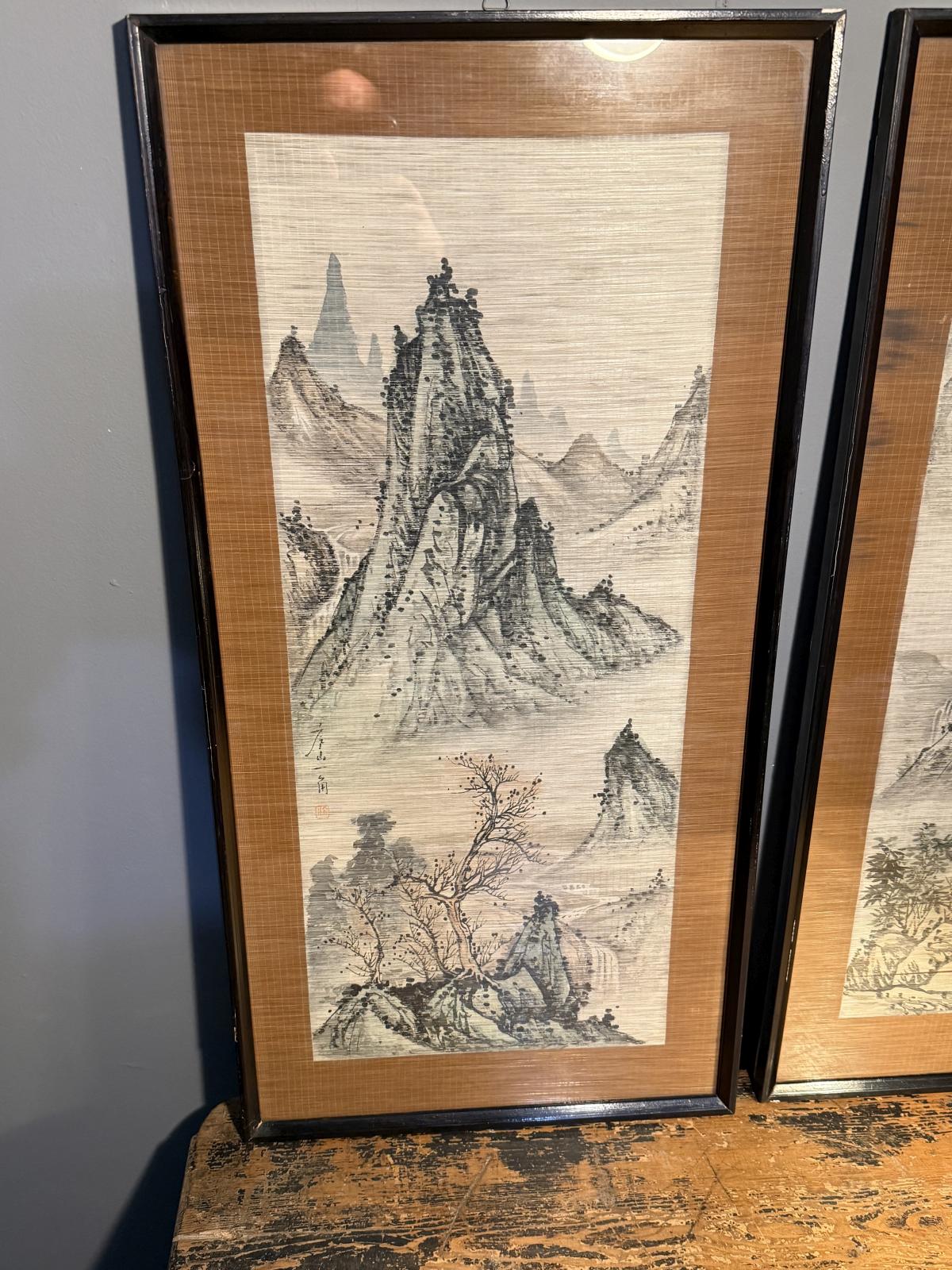 Pereche de tablouri chinezești cu peisaj montan, realizate pe mătase, înrămate. Cadre ușor patinate. Sertar Magic București