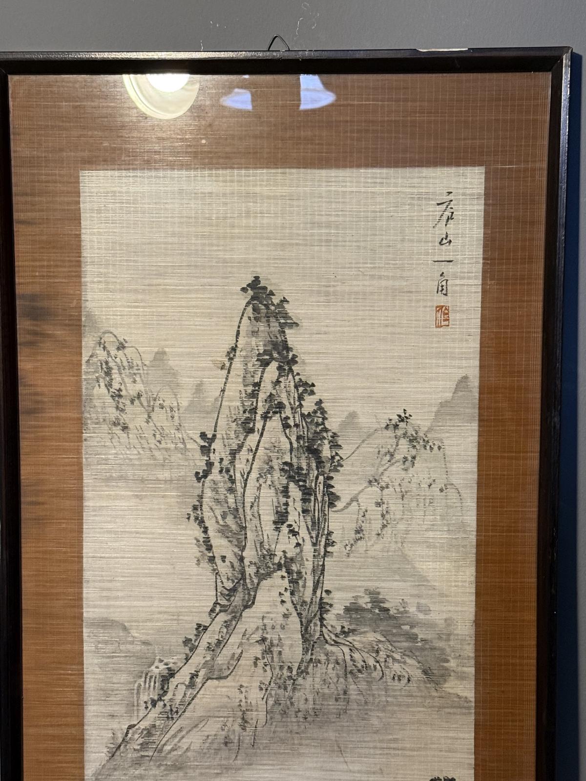 Pereche de tablouri chinezești cu peisaj montan, realizate pe mătase, înrămate. Cadre ușor patinate. Sertar Magic București