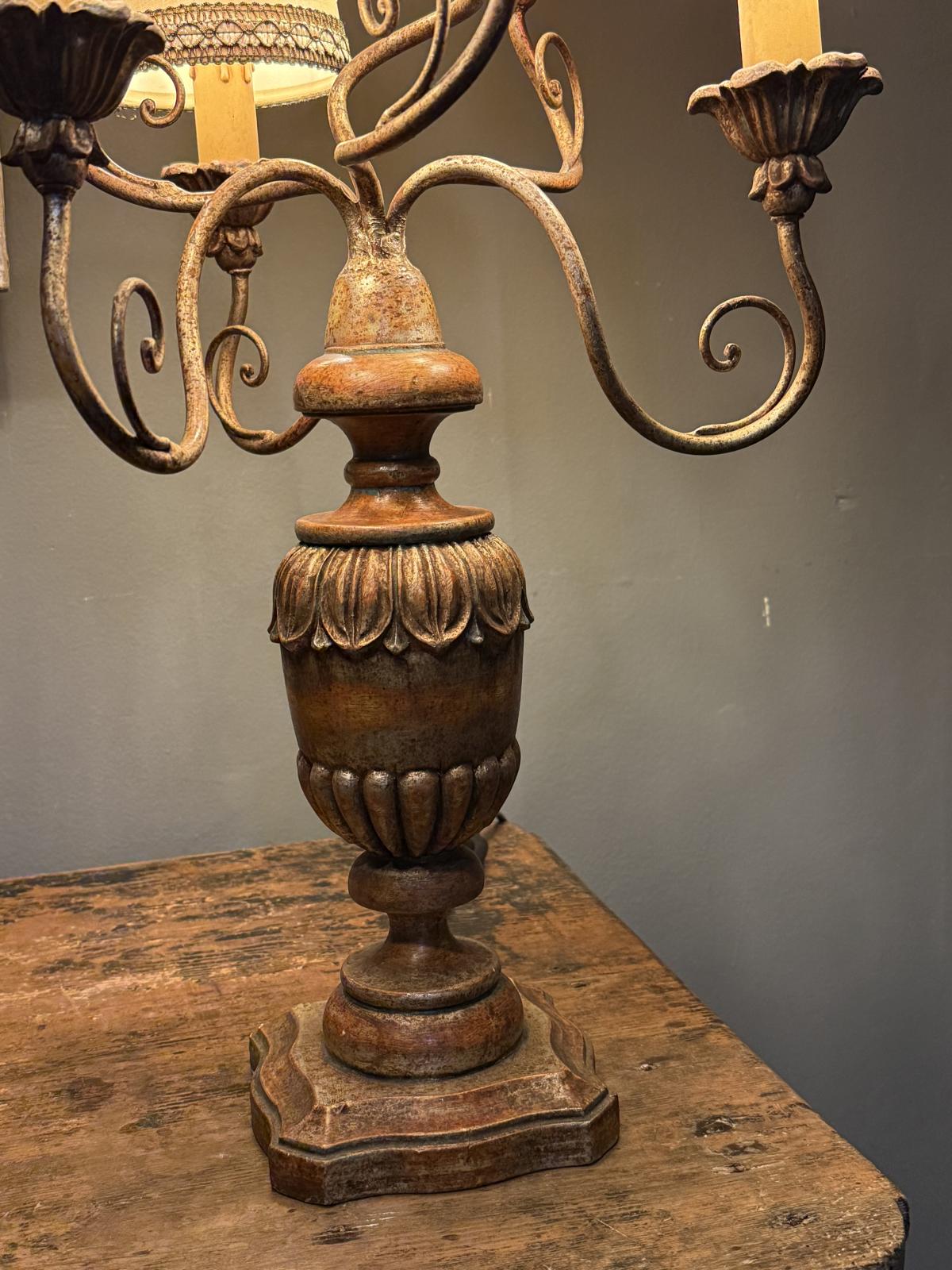 Lampă de masă tip candelabru cu 6 brațe, din lemn și metal, înălțime 80 cm, recablată, cu 6 abajururi incluse. sertar magic București