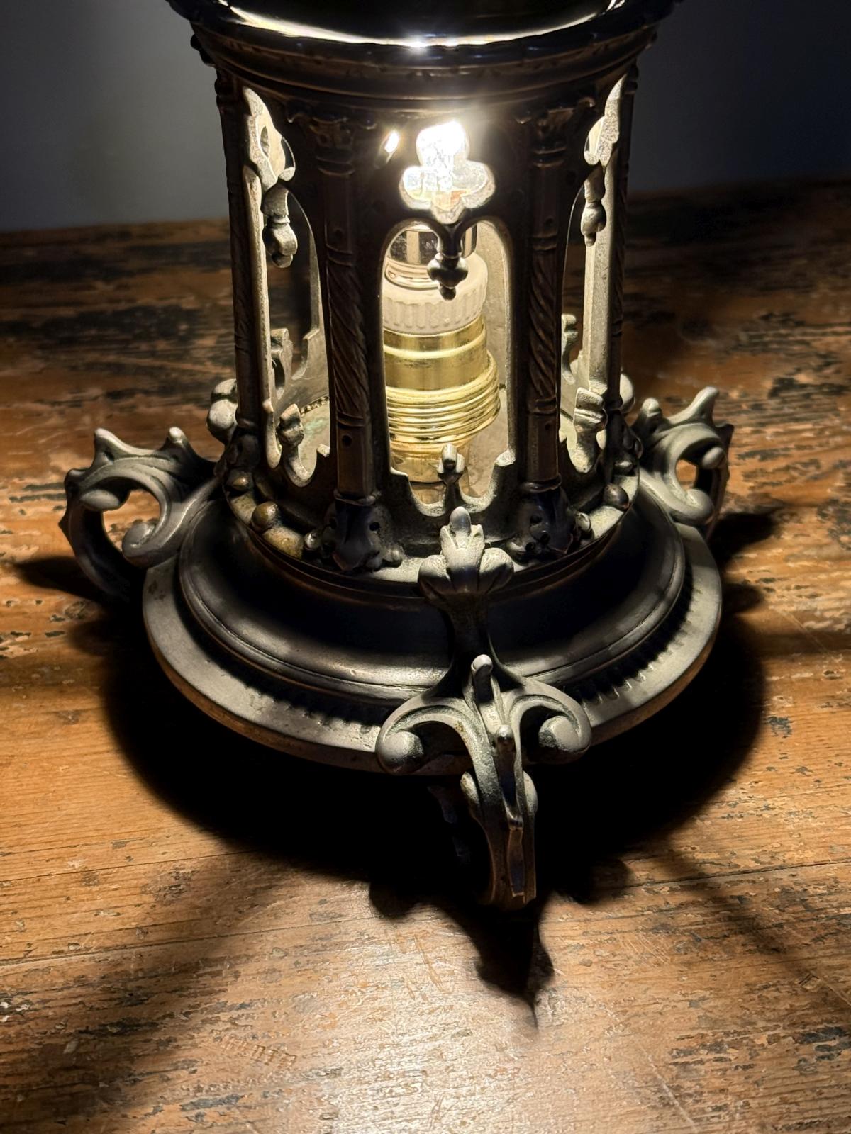 Lampă decorativă realizată dintr-o lanternă veche cu motiv gotic și cruce decorativă. Obiect recondiționat și electrificat. sertar magic București.