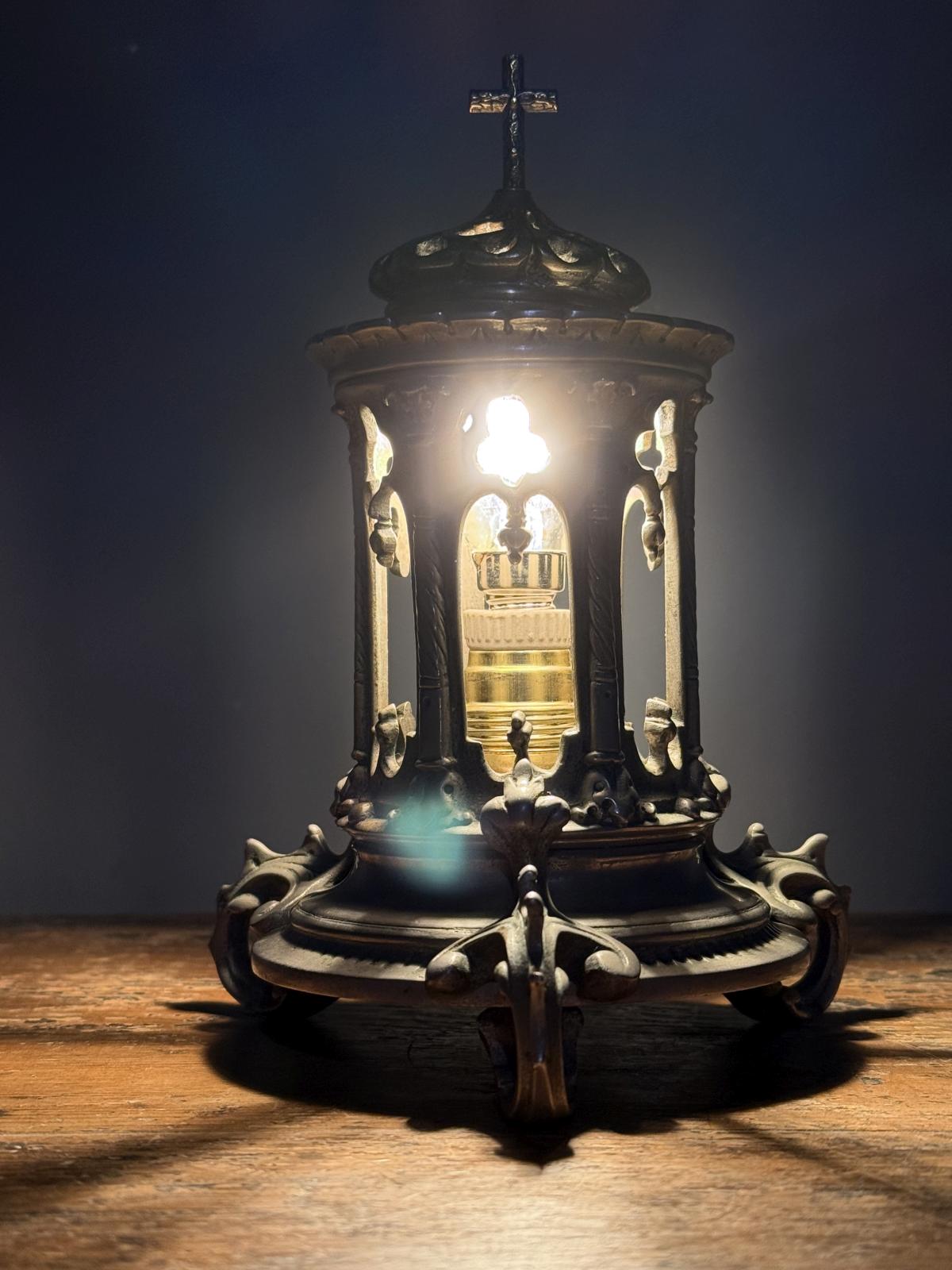 Lampă decorativă realizată dintr-o lanternă veche cu motiv gotic și cruce decorativă. Obiect recondiționat și electrificat. sertar magic București.