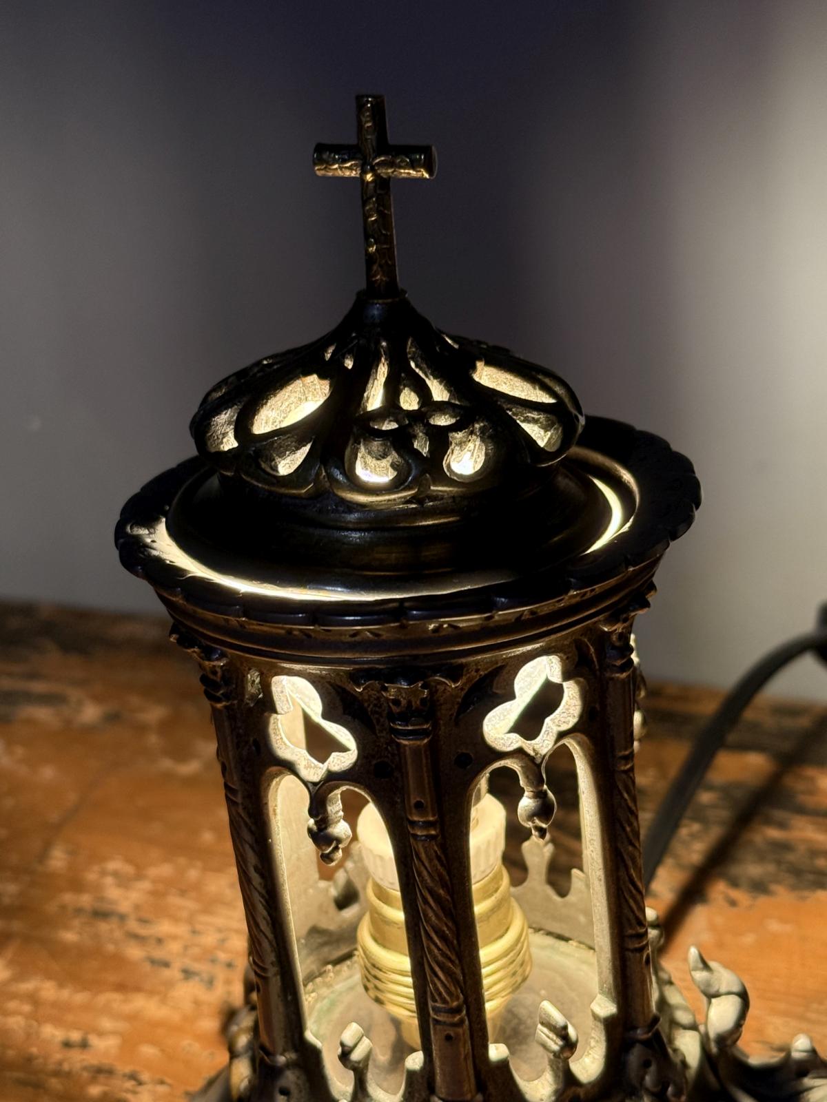 Lampă decorativă realizată dintr-o lanternă veche cu motiv gotic și cruce decorativă. Obiect recondiționat și electrificat. sertar magic București.