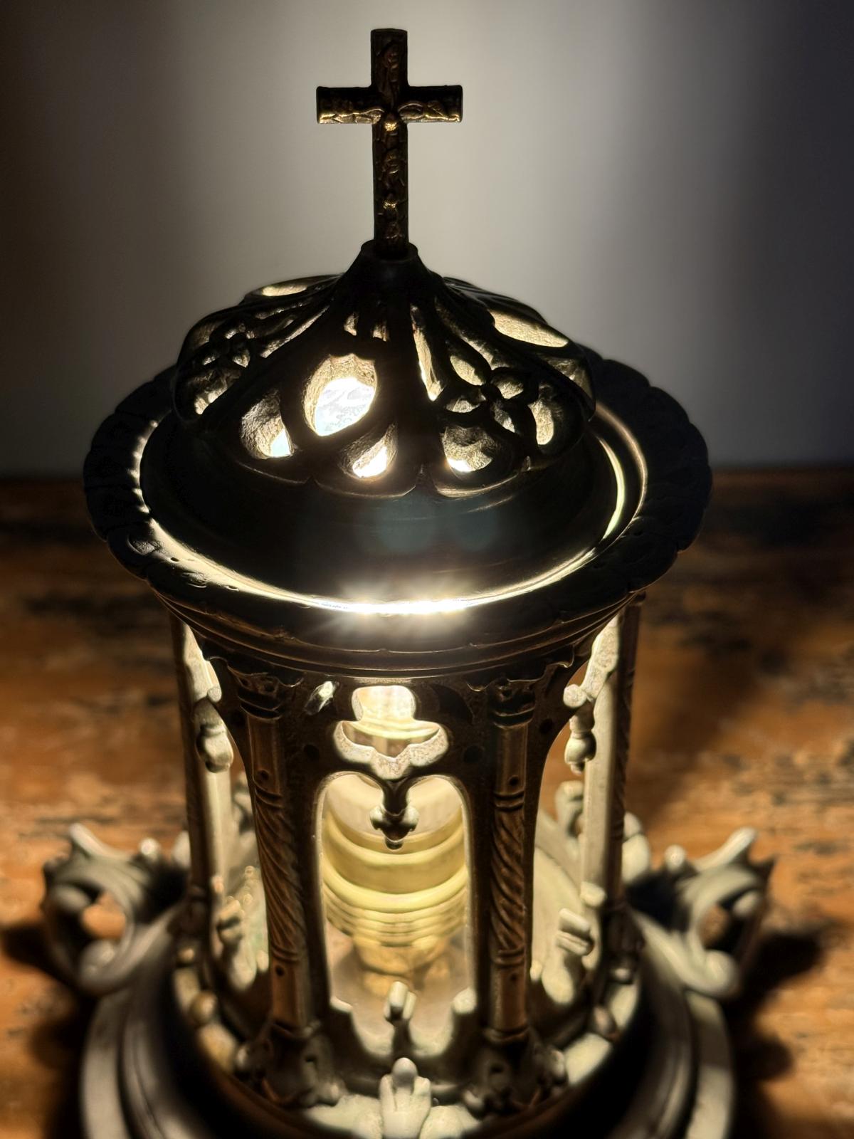 Lampă decorativă realizată dintr-o lanternă veche cu motiv gotic și cruce decorativă. Obiect recondiționat și electrificat. sertar magic București.