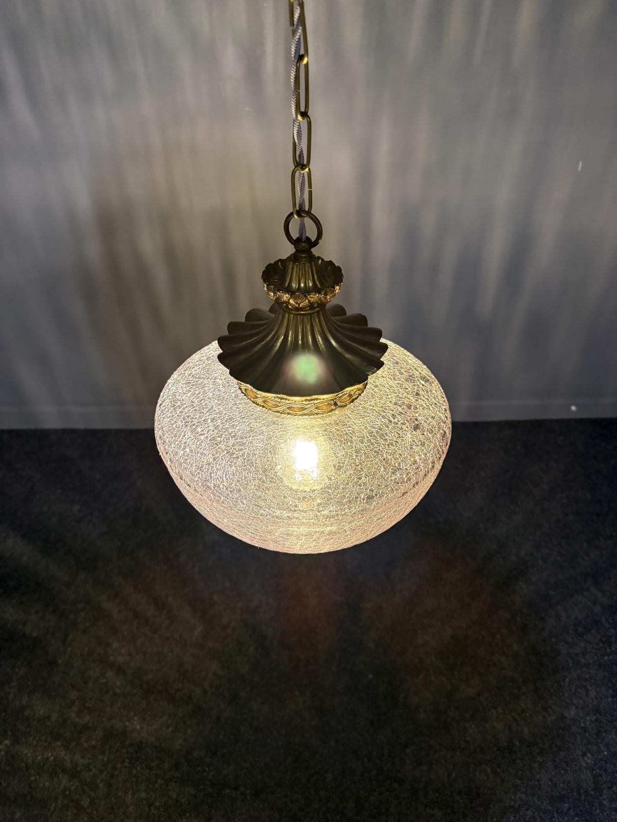 Lustră vintage cu glob din sticlă texturată și montură din alamă, cablu textil și lanț reglabil. Lumină caldă cu efect decorativ. sertar magic București