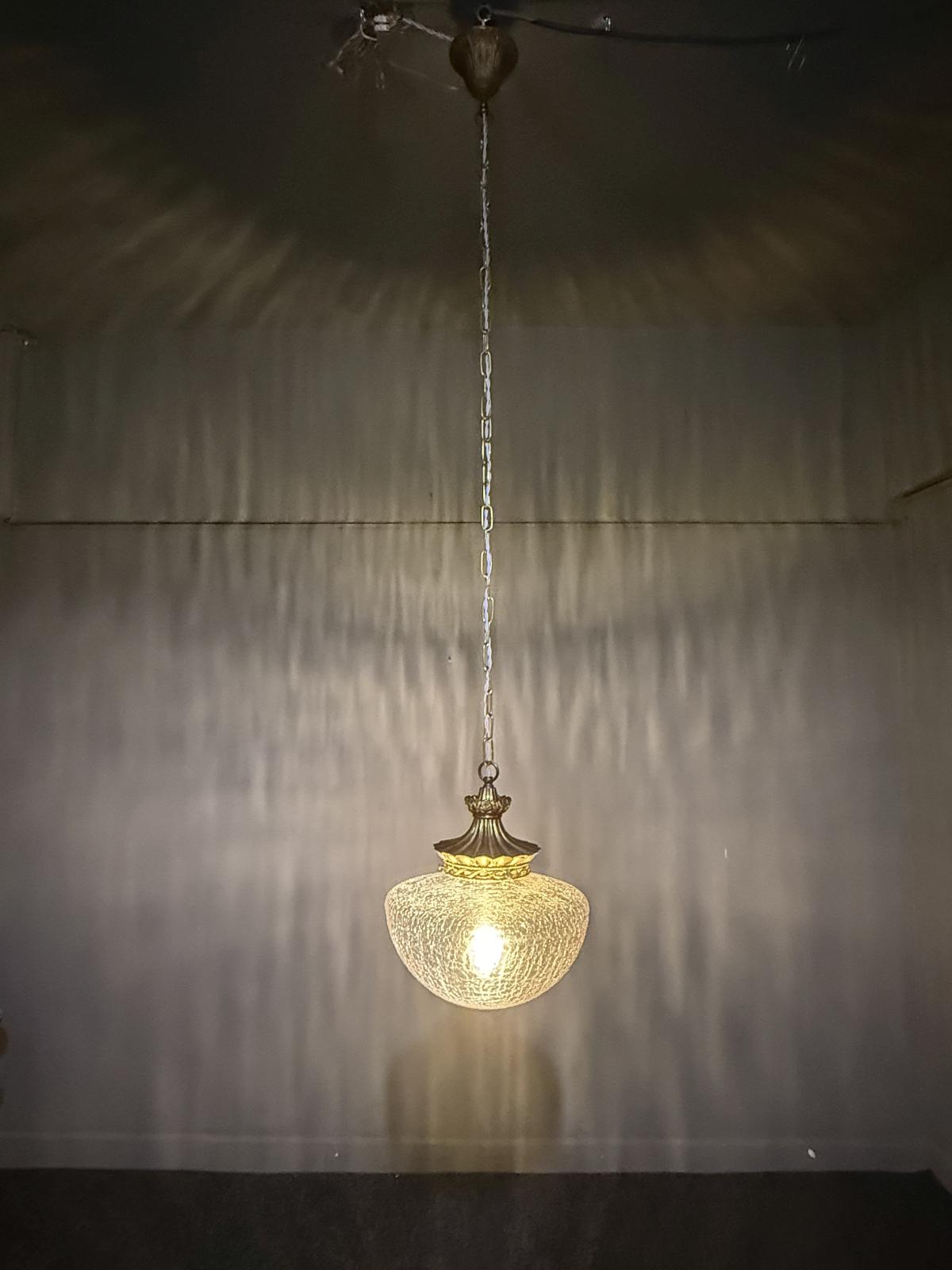 Lustră vintage cu glob din sticlă texturată și montură din alamă, cablu textil și lanț reglabil. Lumină caldă cu efect decorativ. sertar magic București