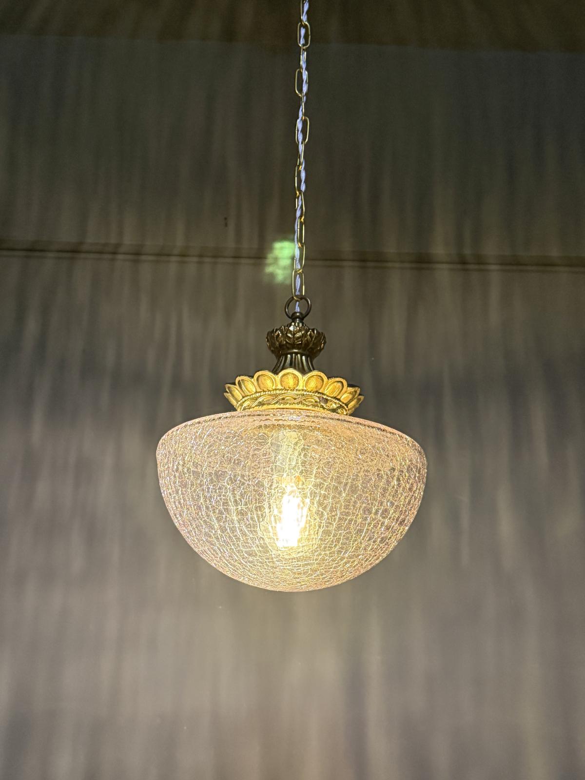 Lustră vintage cu glob din sticlă texturată și montură din alamă, cablu textil și lanț reglabil. Lumină caldă cu efect decorativ. sertar magic București