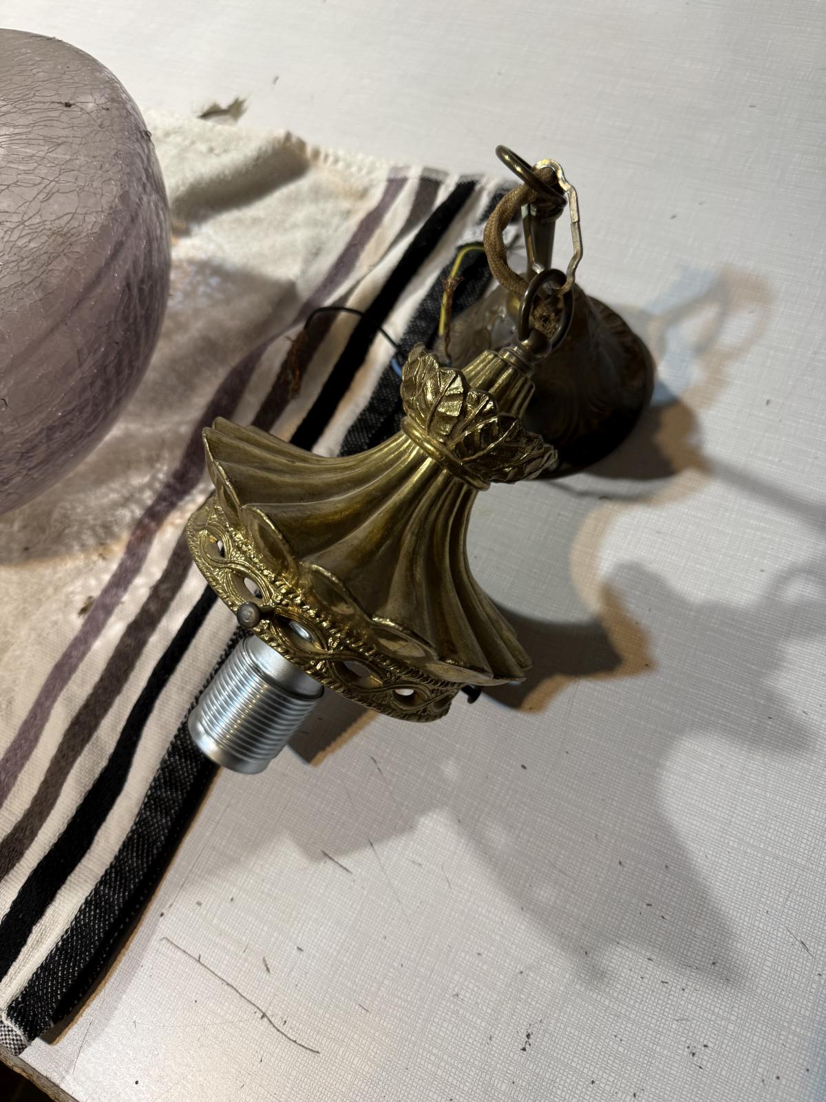 Lustră vintage cu glob din sticlă texturată și montură din alamă, cablu textil și lanț reglabil. Lumină caldă cu efect decorativ. sertar magic București