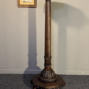 Piedestal sculptat din lemn masiv, stil neoromânesc, probabil perioada interbelică. Coloană spiralată. Înălțime 140 cm. Sertar Magic București.