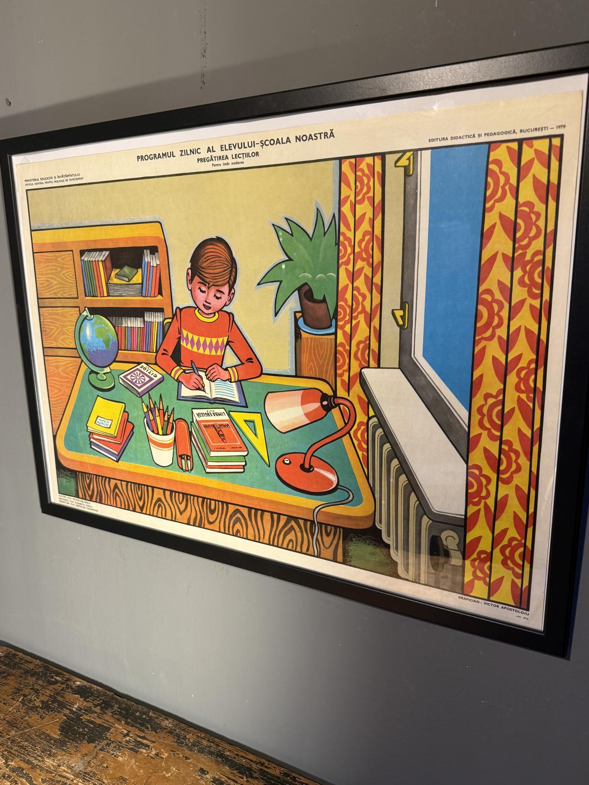 Planșă didactică originală din perioada comunistă (1979) – Programul zilnic al elevului. Ilustrație vintage tipărită. sertar magic București.