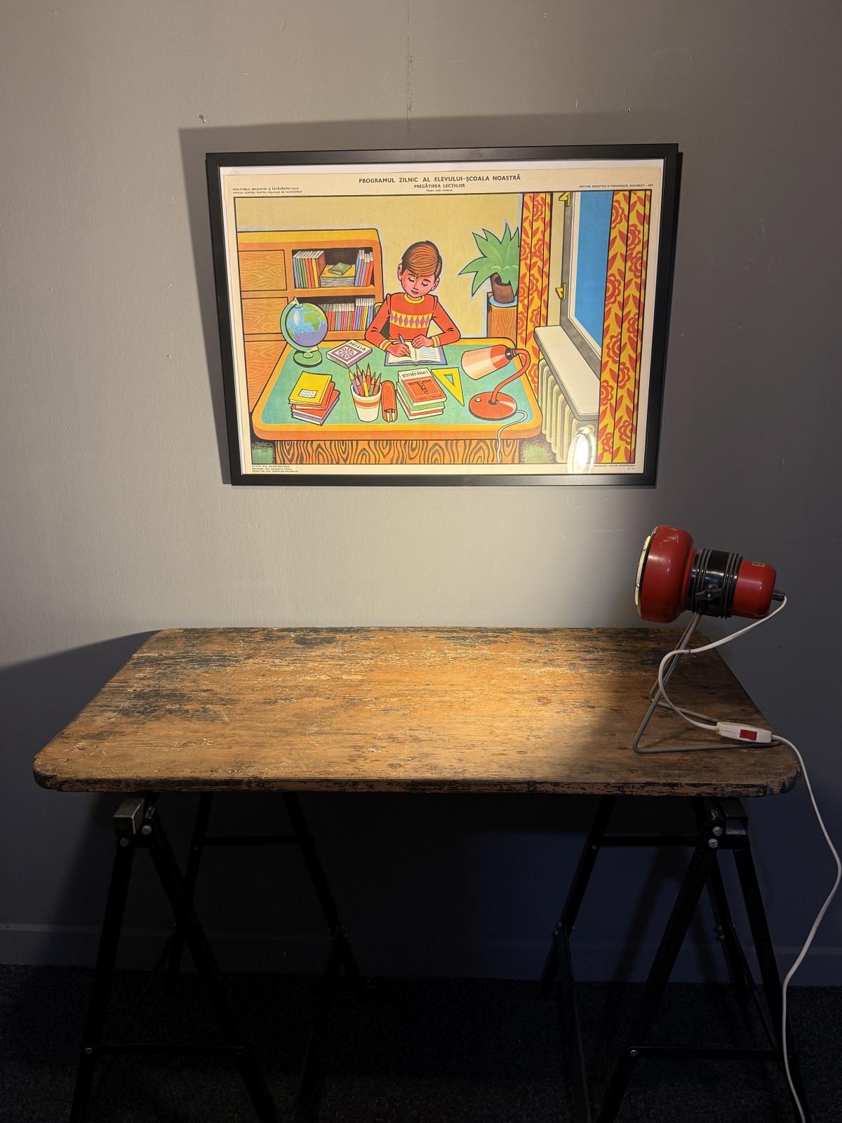 Planșă didactică originală din perioada comunistă (1979) – Programul zilnic al elevului. Ilustrație vintage tipărită. sertar magic București.