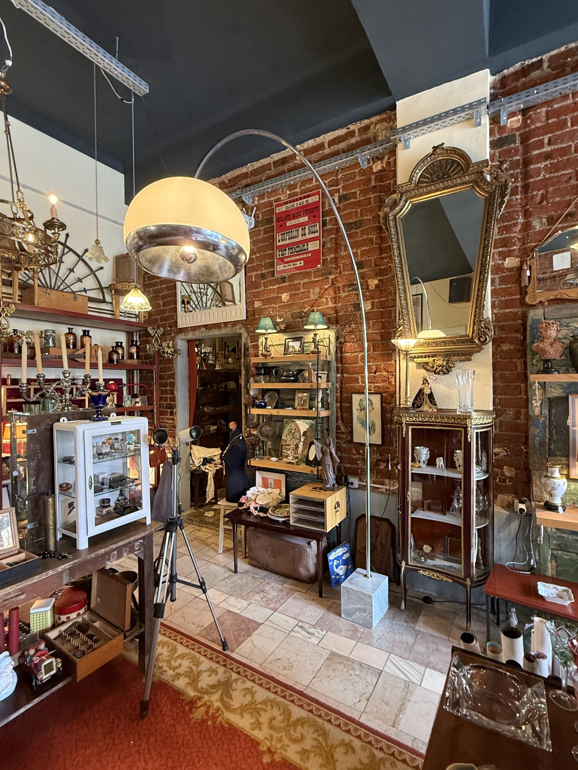 Lampă arc vintage cu bază din marmură masivă și glob mare, braț cromat reglabil, iluminare E14 și E24, recondiționată, sertar magic București