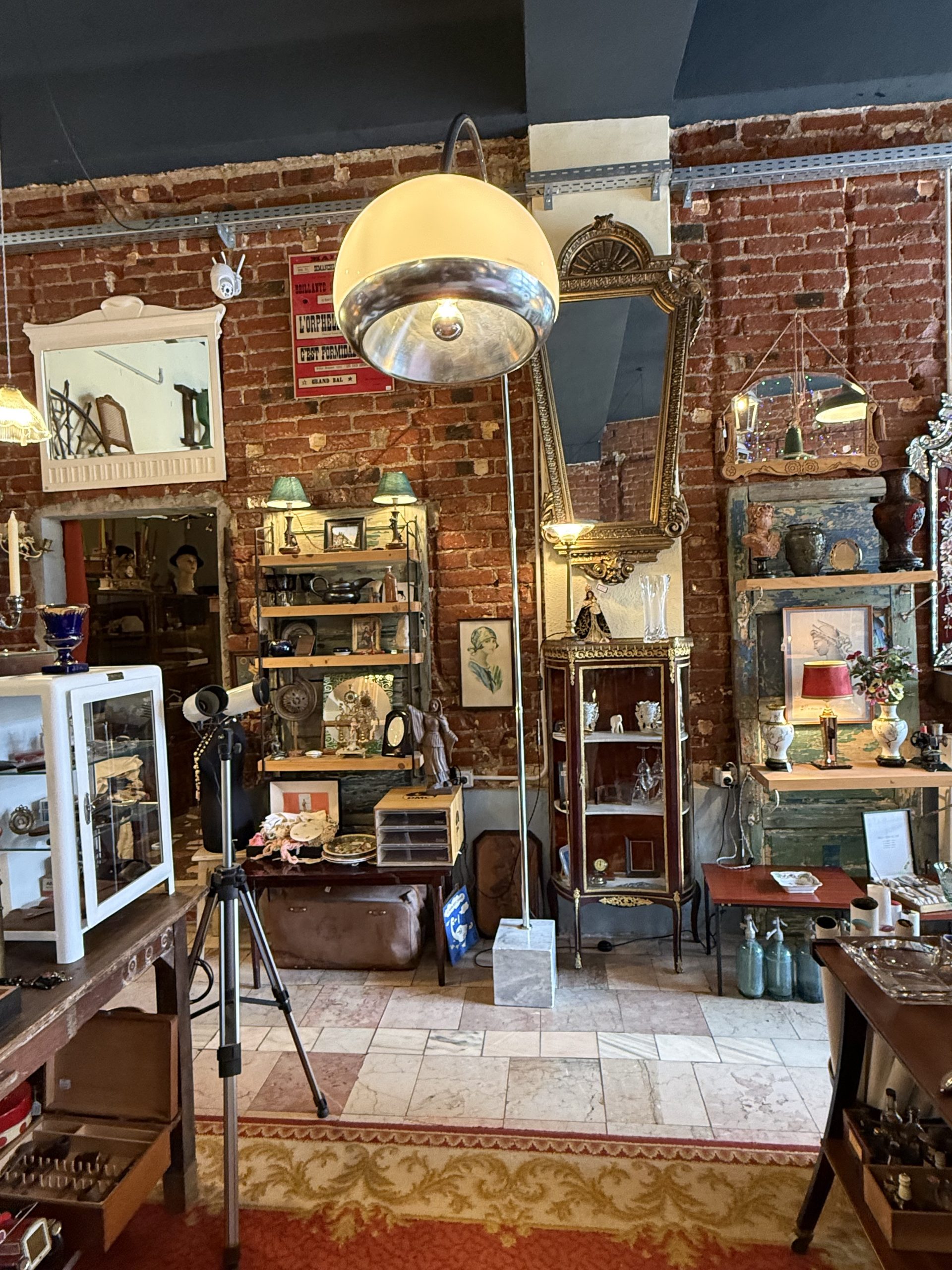 Lampă arc vintage cu bază din marmură masivă și glob mare, braț cromat reglabil, iluminare E14 și E24, recondiționată, sertar magic București