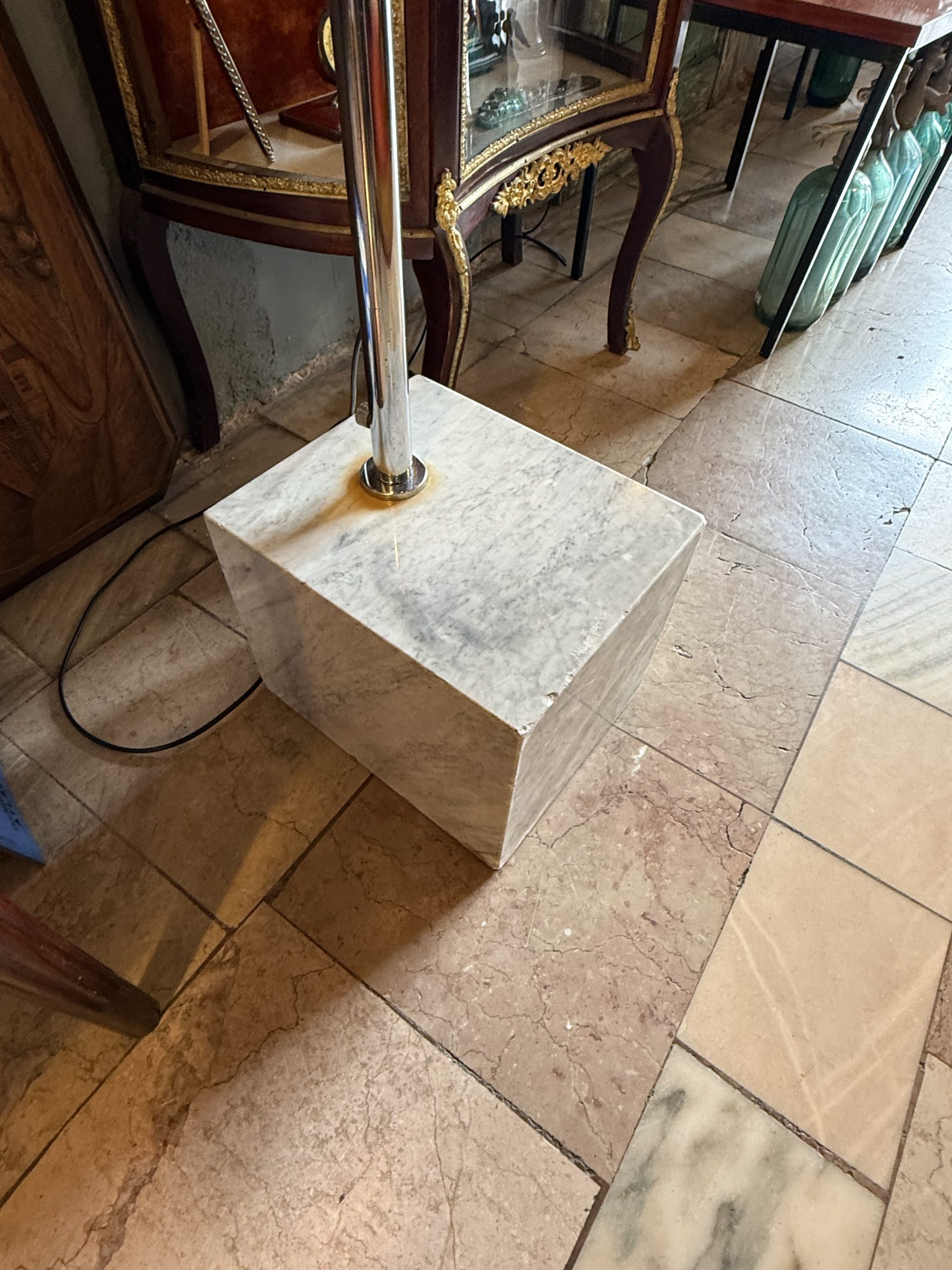 Lampă arc vintage cu bază din marmură masivă și glob mare, braț cromat reglabil, iluminare E14 și E24, recondiționată, sertar magic București