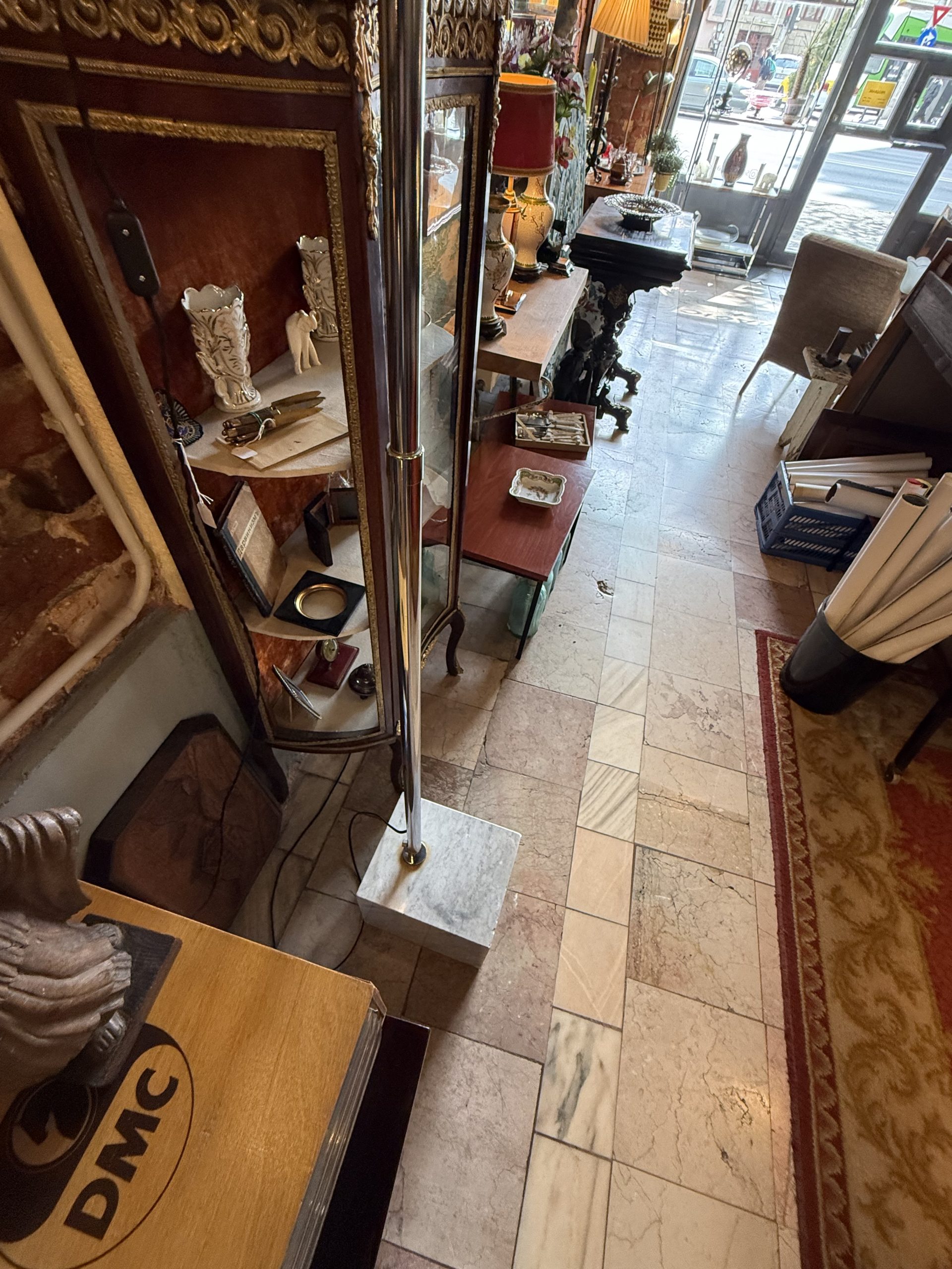 Lampă arc vintage cu bază din marmură masivă și glob mare, braț cromat reglabil, iluminare E14 și E24, recondiționată, sertar magic București