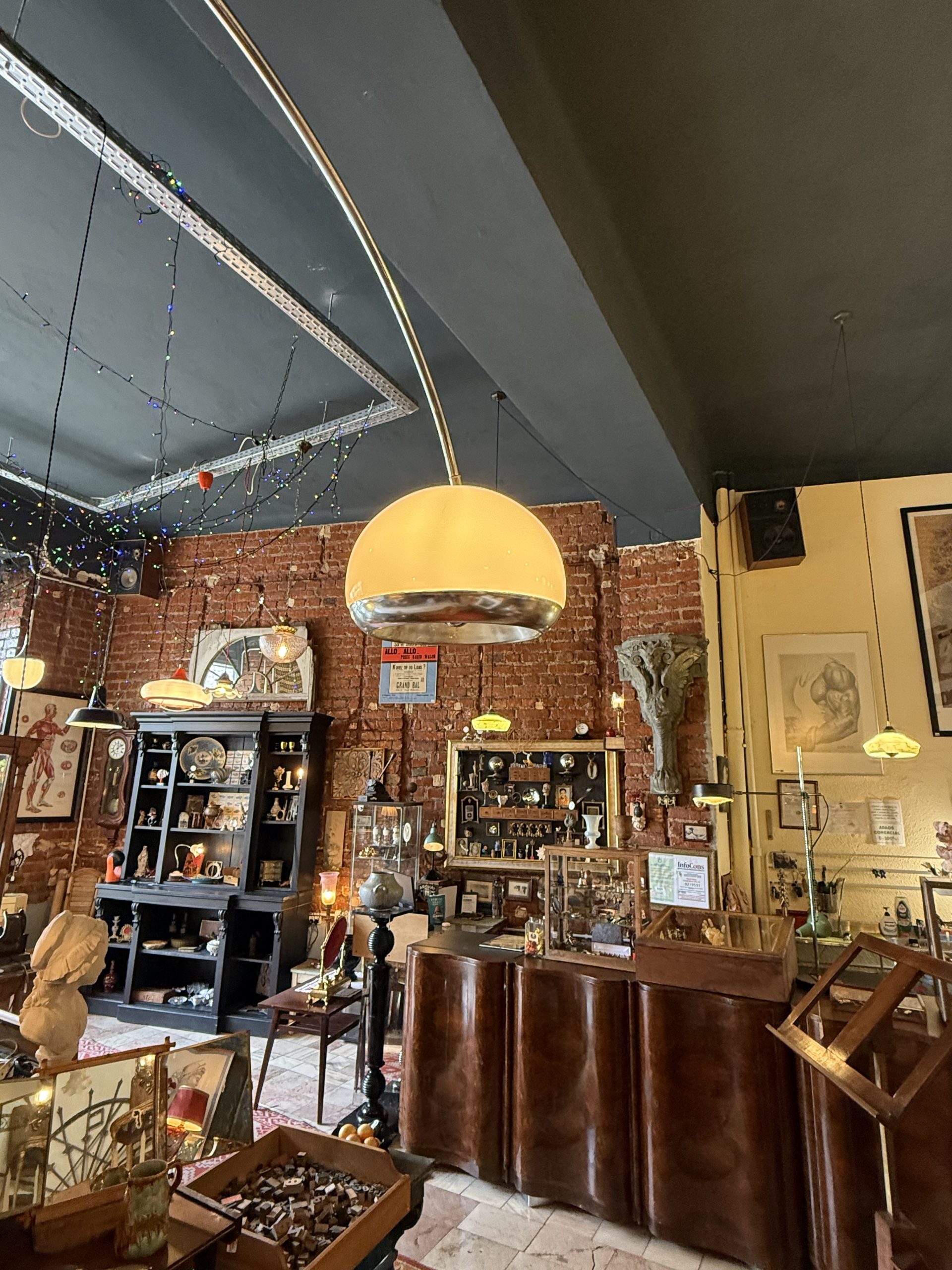 Lampă arc vintage cu bază din marmură masivă și glob mare, braț cromat reglabil, iluminare E14 și E24, recondiționată, sertar magic București