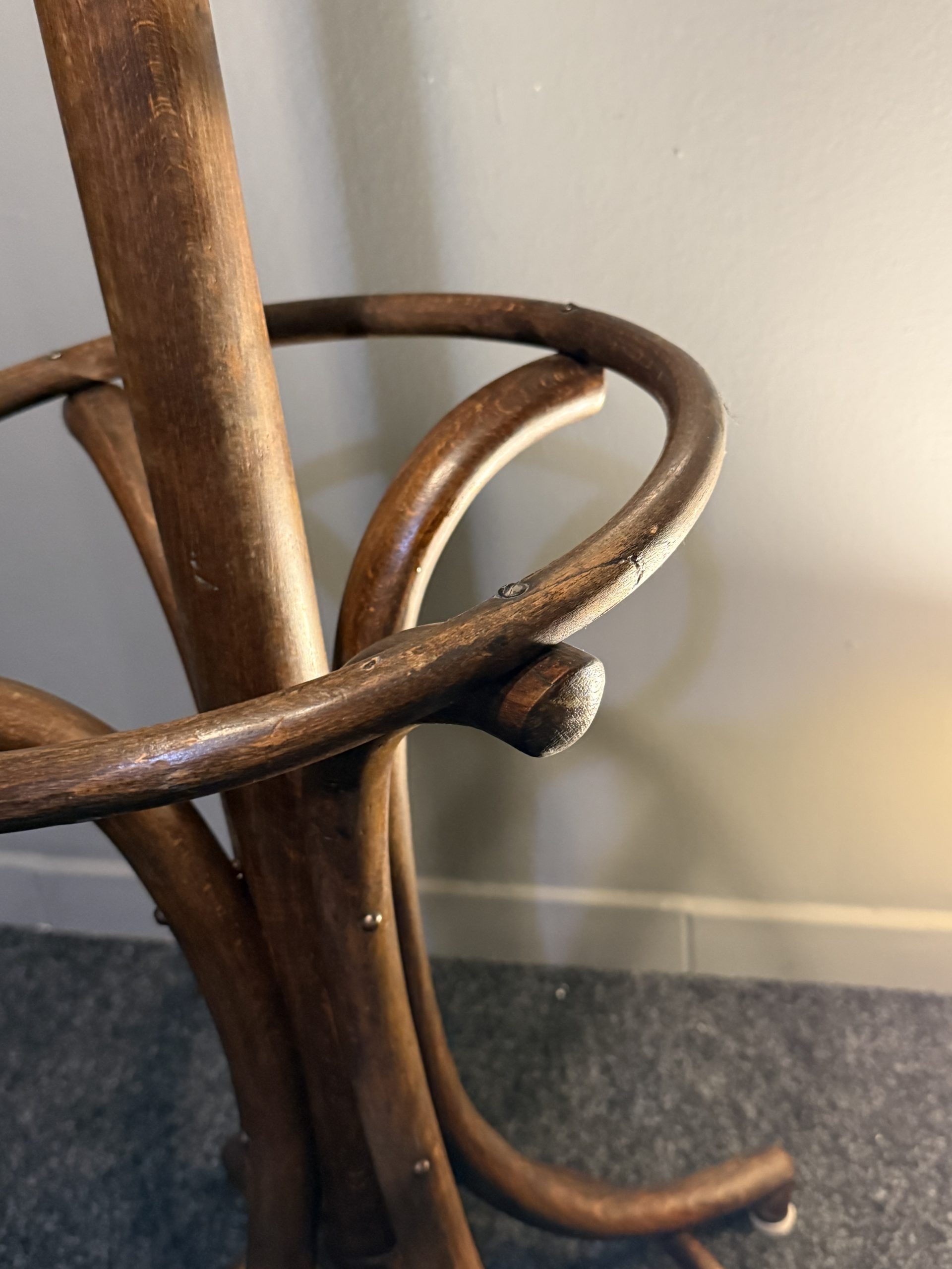 Cuier tip Thonet din lemn curbat, restaurat și stabilizat, piesă clasică de epocă. sertar magic București