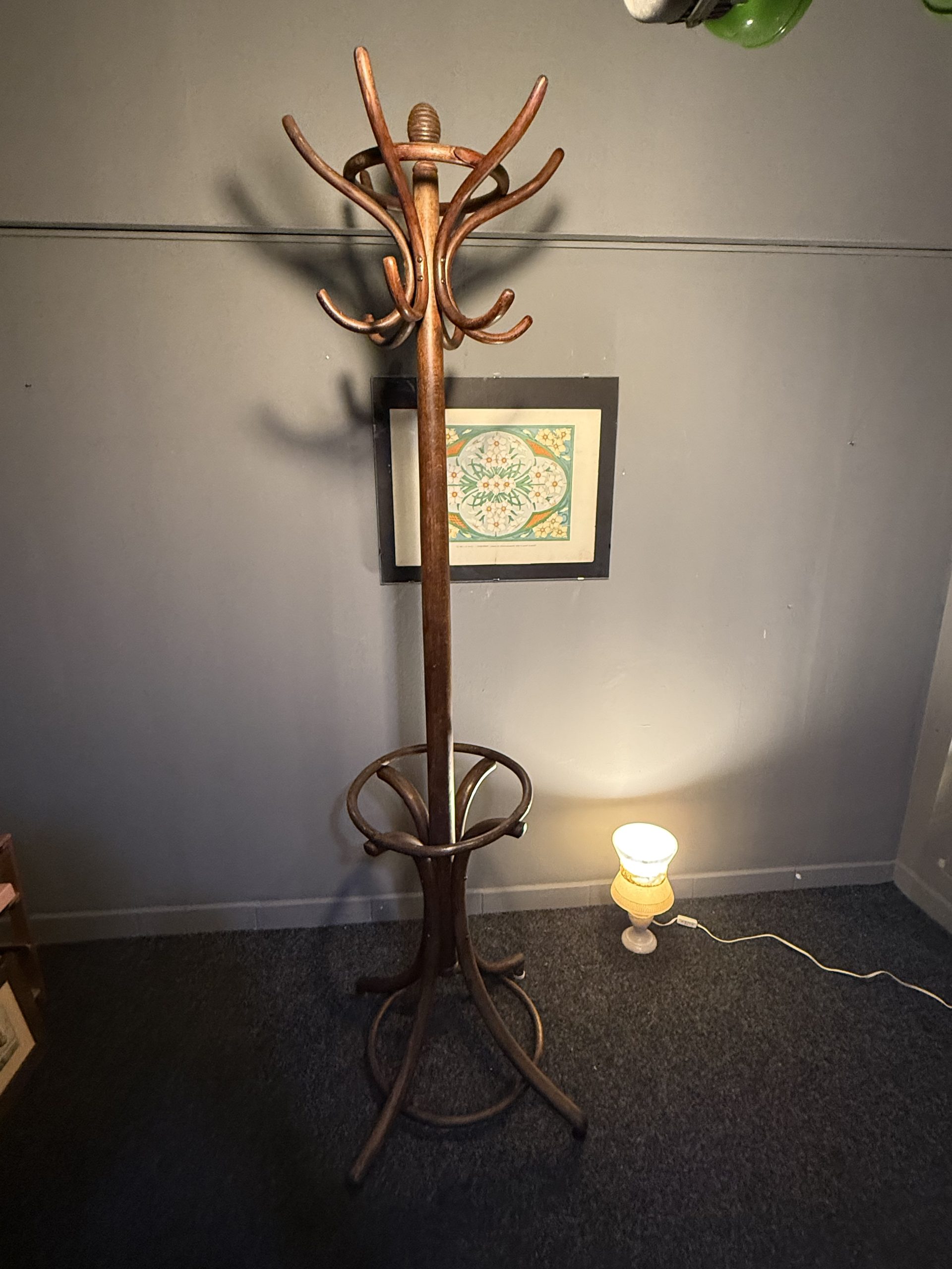 Cuier tip Thonet din lemn curbat, restaurat și stabilizat, piesă clasică de epocă. sertar magic București